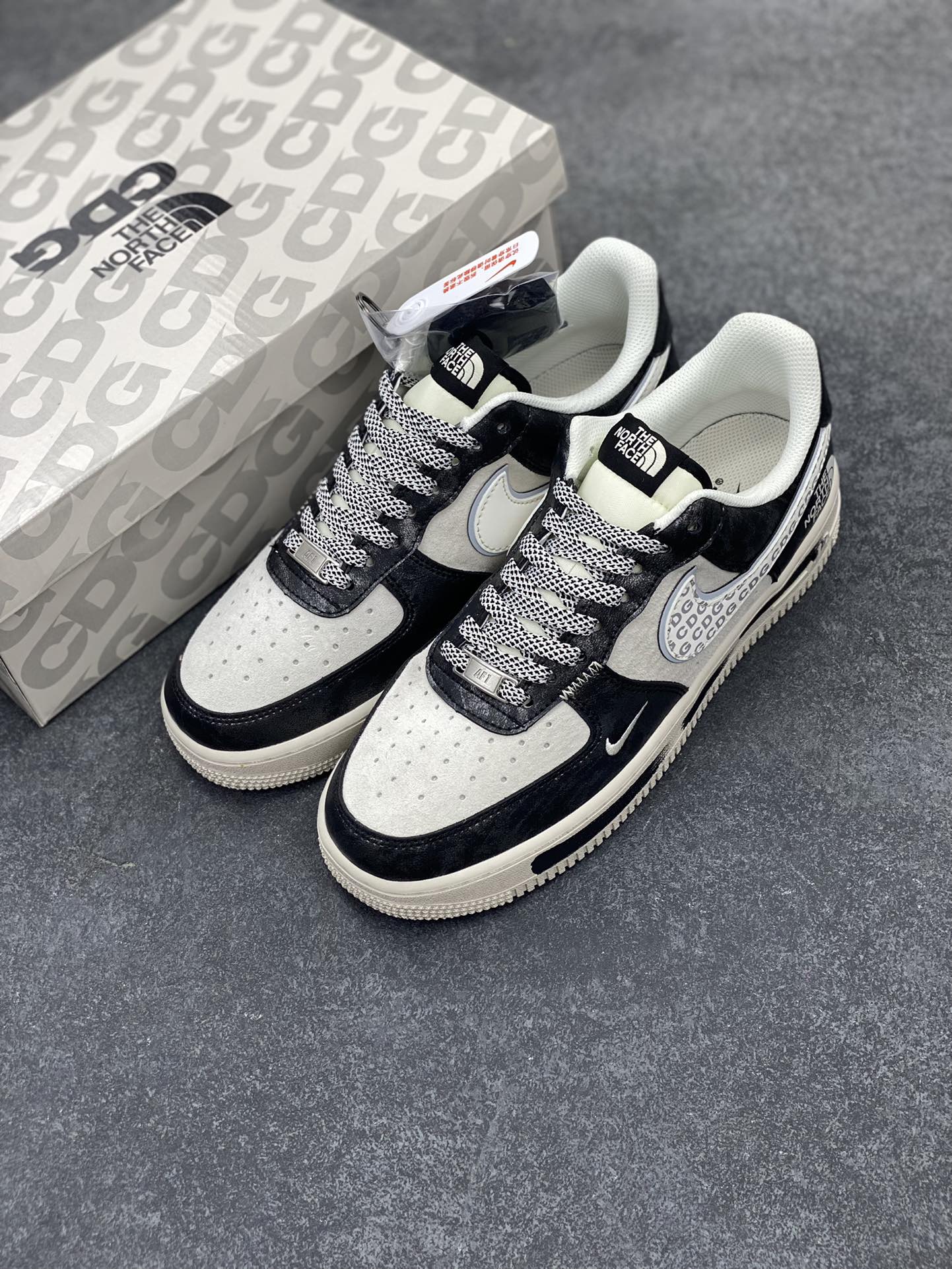 图片[8]-NIke Air Force 1 \’07 Low “北面联名–漆齐涂鸦”空军一号 低帮 运动鞋 休闲鞋 折边针车 工艺难度大 原楦头原纸板 原装鞋盒 定制五金配件 内置全掌气垫 原厂鞋底 货号：DM6688-008 尺码：36 36.5 37.5 38 38.5 39 40 40.5 41 42 42.5 43 44 44.5 45-选品中心