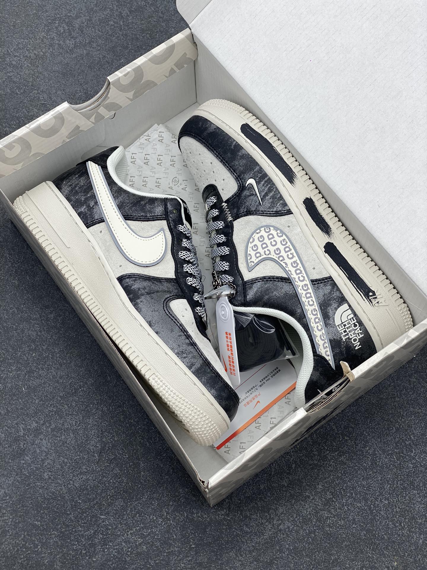 图片[9]-NIke Air Force 1 \’07 Low “北面联名–漆齐涂鸦”空军一号 低帮 运动鞋 休闲鞋 折边针车 工艺难度大 原楦头原纸板 原装鞋盒 定制五金配件 内置全掌气垫 原厂鞋底 货号：DM6688-008 尺码：36 36.5 37.5 38 38.5 39 40 40.5 41 42 42.5 43 44 44.5 45-选品中心