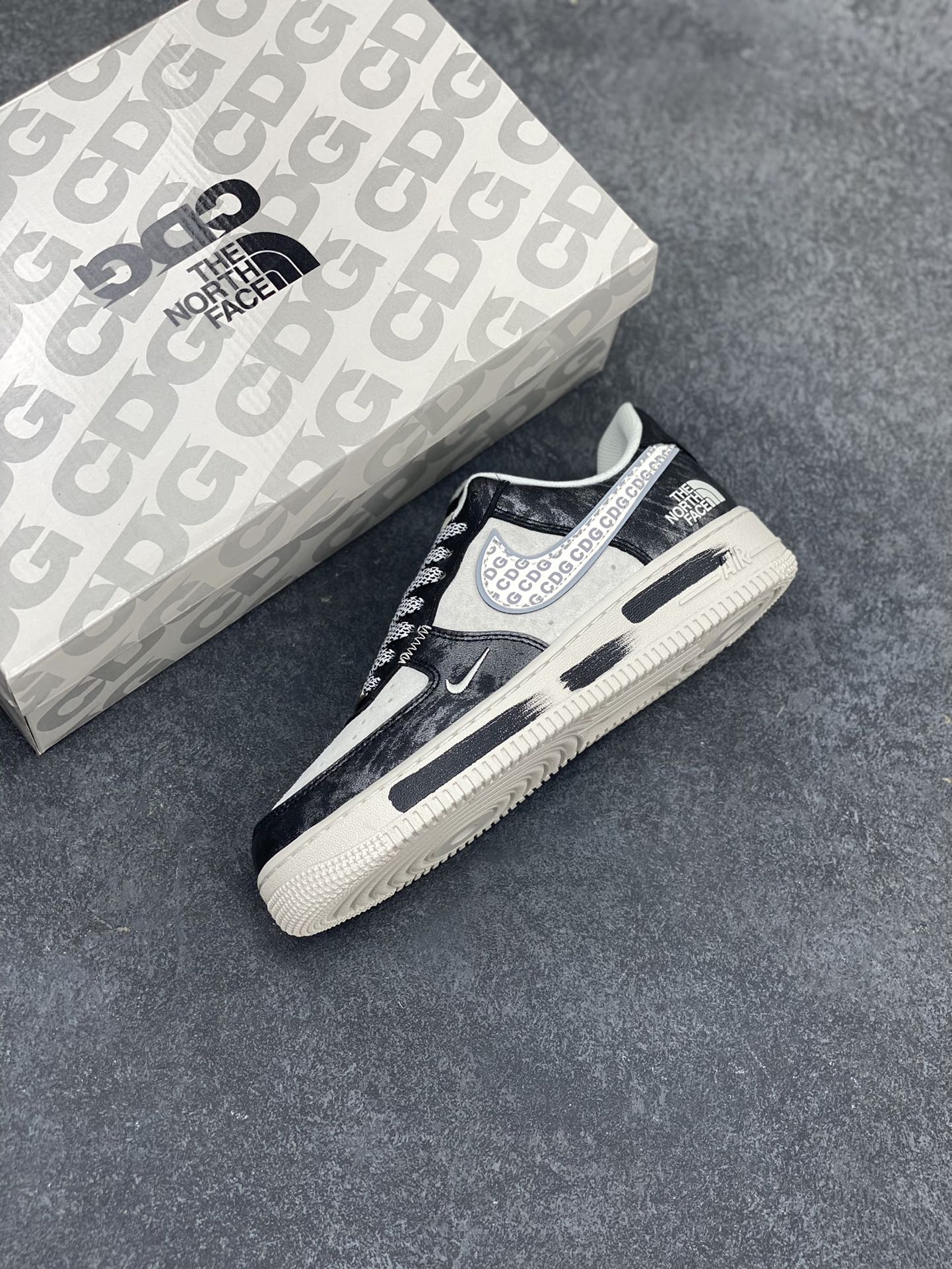 图片[7]-NIke Air Force 1 \’07 Low “北面联名–漆齐涂鸦”空军一号 低帮 运动鞋 休闲鞋 折边针车 工艺难度大 原楦头原纸板 原装鞋盒 定制五金配件 内置全掌气垫 原厂鞋底 货号：DM6688-008 尺码：36 36.5 37.5 38 38.5 39 40 40.5 41 42 42.5 43 44 44.5 45-选品中心