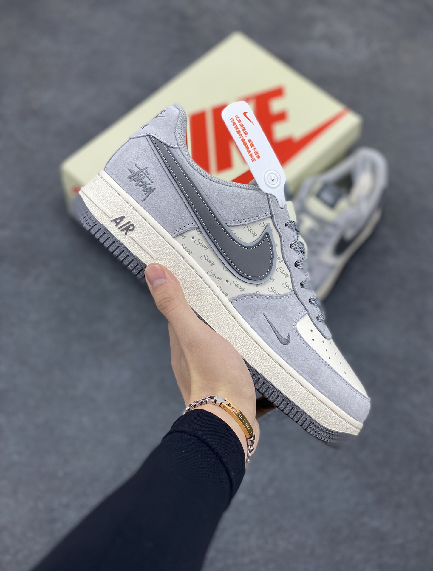 NIke Air Force 1 \'07 Low “斯图西联名--猪八灰勾”空军一号 低帮 运动鞋 休闲鞋 折边针车 工艺难度大 原楦头原纸板 原装鞋盒 定制五金配件 内置全掌气垫 原厂鞋底 货号：XZ3318-066 尺码：36 36.5 37.5 38 38.5 39 40 40.5 41 42 42.5 43 44 44.5 45-选品中心