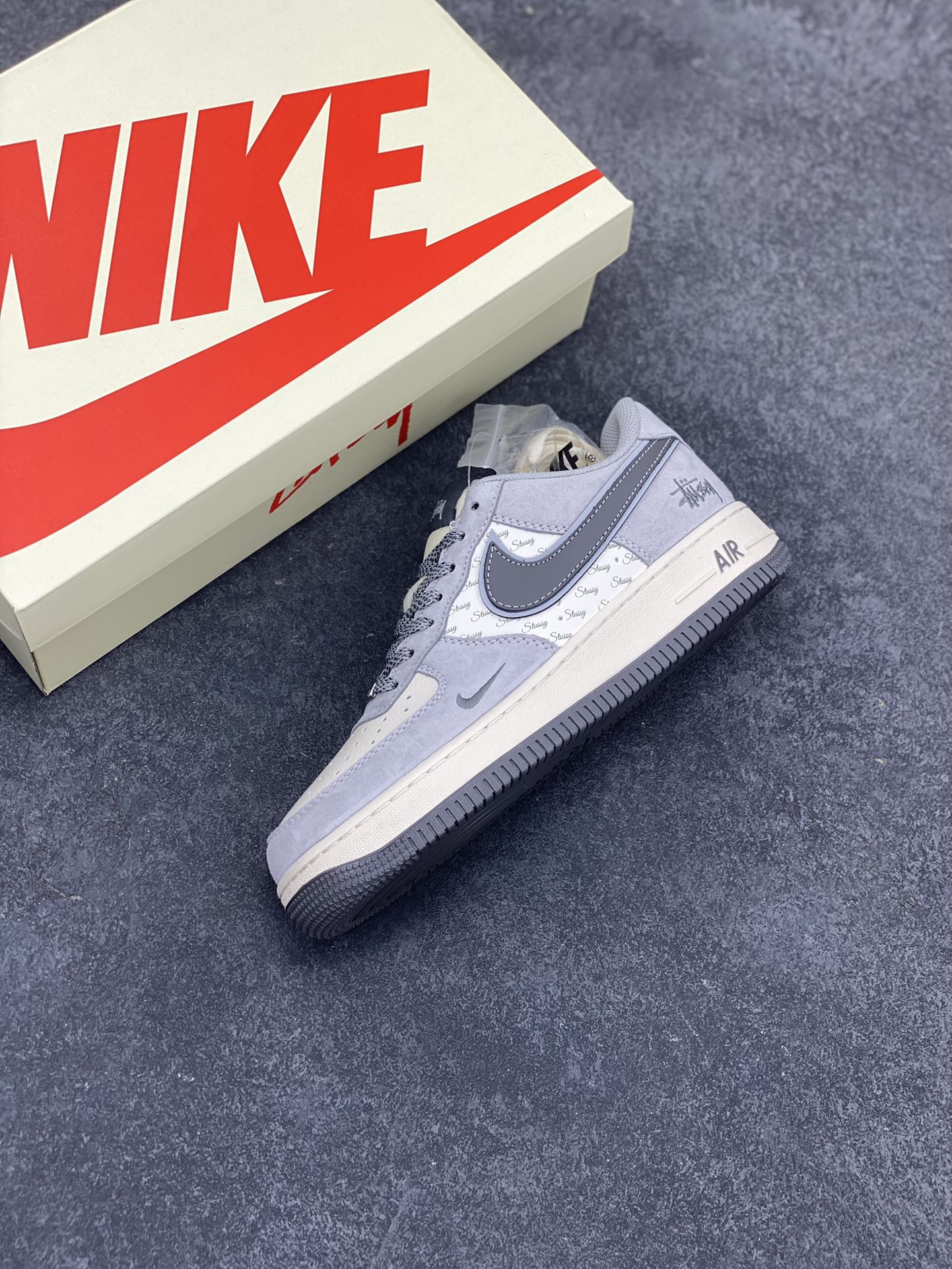 图片[7]-NIke Air Force 1 \’07 Low “斯图西联名–猪八灰勾”空军一号 低帮 运动鞋 休闲鞋 折边针车 工艺难度大 原楦头原纸板 原装鞋盒 定制五金配件 内置全掌气垫 原厂鞋底 货号：XZ3318-066 尺码：36 36.5 37.5 38 38.5 39 40 40.5 41 42 42.5 43 44 44.5 45-选品中心