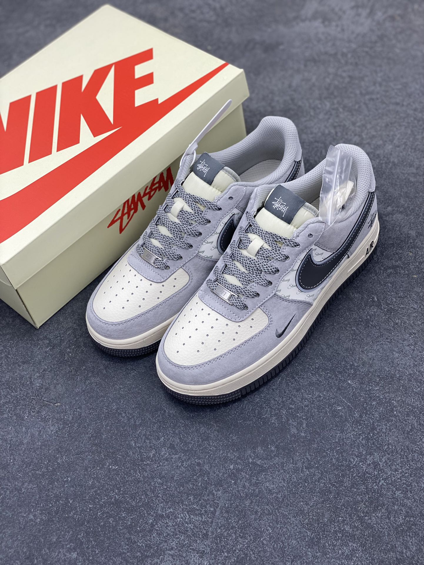 图片[8]-NIke Air Force 1 \’07 Low “斯图西联名–猪八灰勾”空军一号 低帮 运动鞋 休闲鞋 折边针车 工艺难度大 原楦头原纸板 原装鞋盒 定制五金配件 内置全掌气垫 原厂鞋底 货号：XZ3318-066 尺码：36 36.5 37.5 38 38.5 39 40 40.5 41 42 42.5 43 44 44.5 45-选品中心