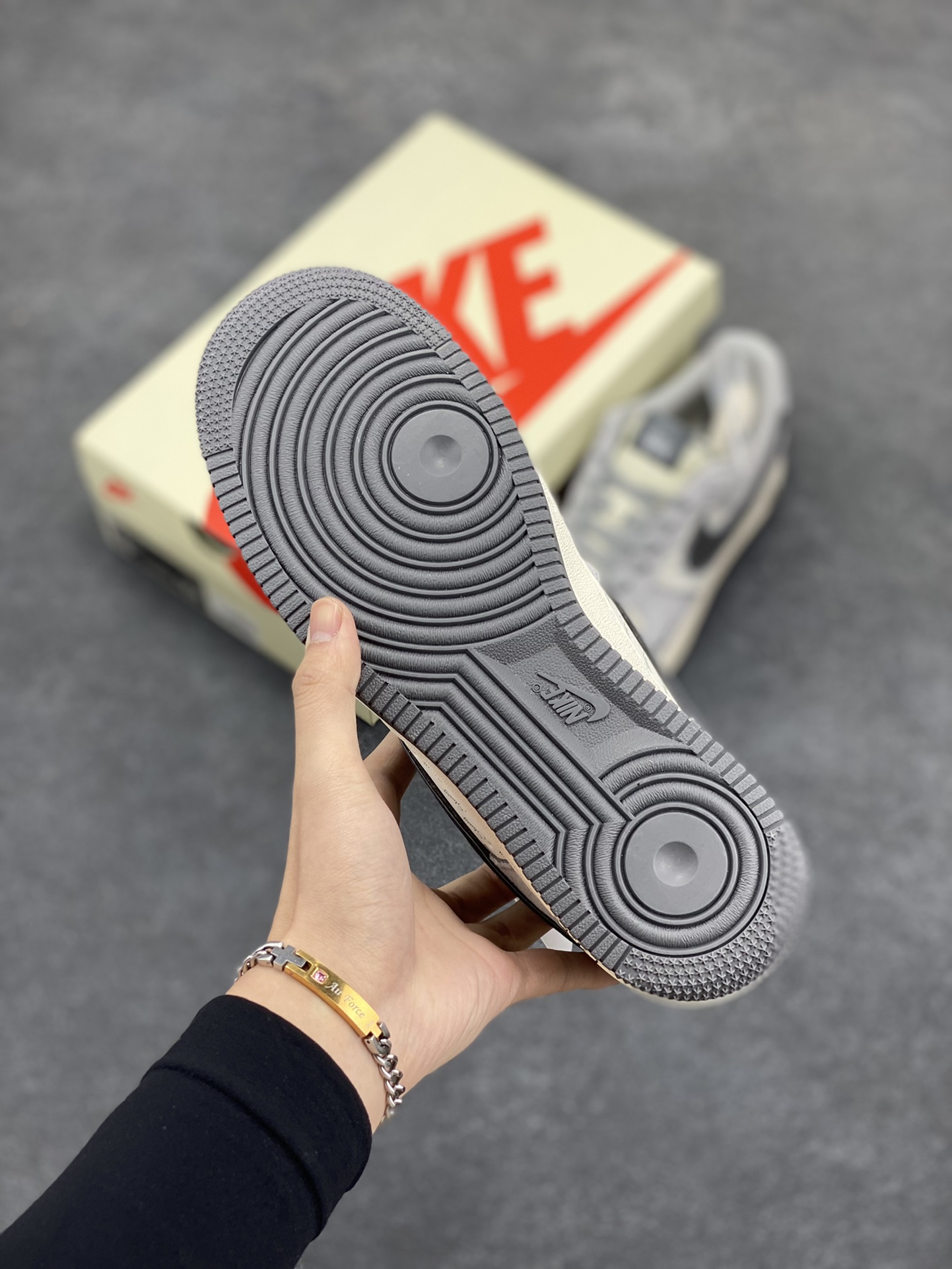 图片[5]-NIke Air Force 1 \’07 Low “斯图西联名–猪八灰勾”空军一号 低帮 运动鞋 休闲鞋 折边针车 工艺难度大 原楦头原纸板 原装鞋盒 定制五金配件 内置全掌气垫 原厂鞋底 货号：XZ3318-066 尺码：36 36.5 37.5 38 38.5 39 40 40.5 41 42 42.5 43 44 44.5 45-选品中心