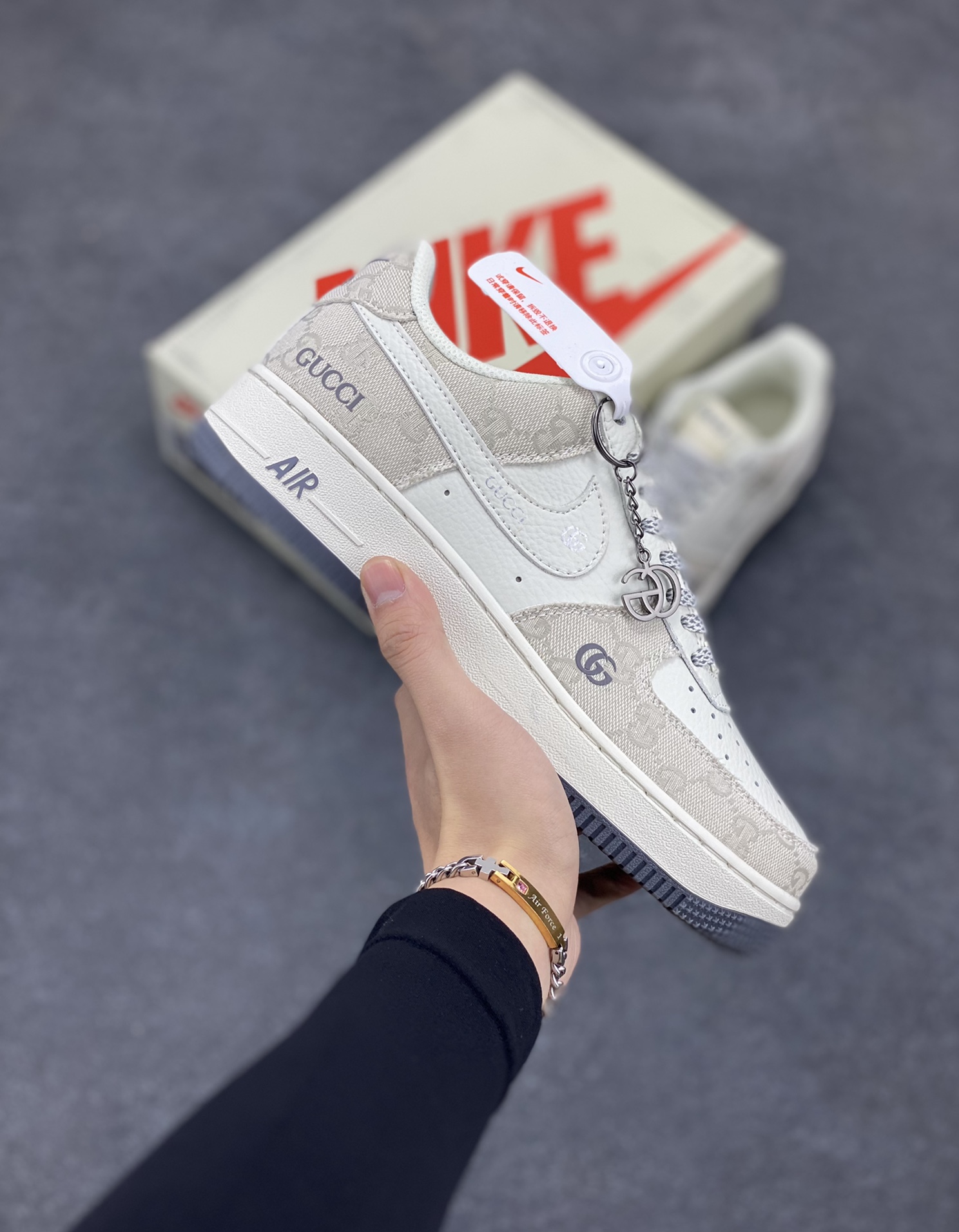 Nike Air Force 1 ’07 Low 空军一号低帮百搭休闲运动板鞋。柔软、弹性十足的缓震性能和出色的中底设计,横跨复古与现代的外型结合,造就出风靡全球三十多年的Force 1,直到今天还深受青睐 货号:BB9577-102 尺码:36 37.5 38 39 40 41 42 43 44 45-选品中心