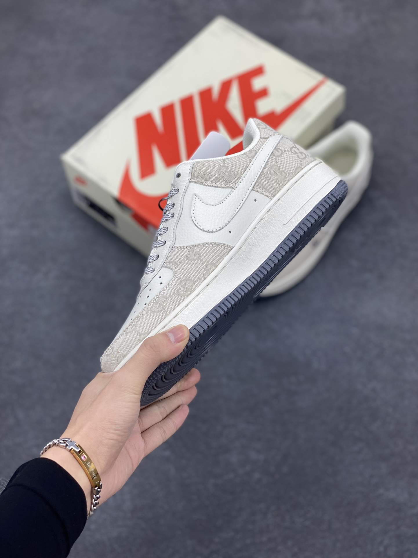 图片[3]-Nike Air Force 1 ’07 Low 空军一号低帮百搭休闲运动板鞋。柔软、弹性十足的缓震性能和出色的中底设计，横跨复古与现代的外型结合，造就出风靡全球三十多年的Force 1，直到今天还深受青睐 货号：BB9577-102 尺码：36 37.5 38 39 40 41 42 43 44 45-选品中心