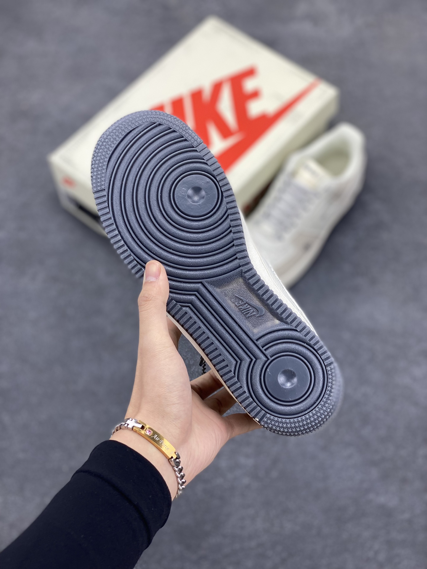 图片[5]-Nike Air Force 1 ’07 Low 空军一号低帮百搭休闲运动板鞋。柔软、弹性十足的缓震性能和出色的中底设计，横跨复古与现代的外型结合，造就出风靡全球三十多年的Force 1，直到今天还深受青睐 货号：BB9577-102 尺码：36 37.5 38 39 40 41 42 43 44 45-选品中心