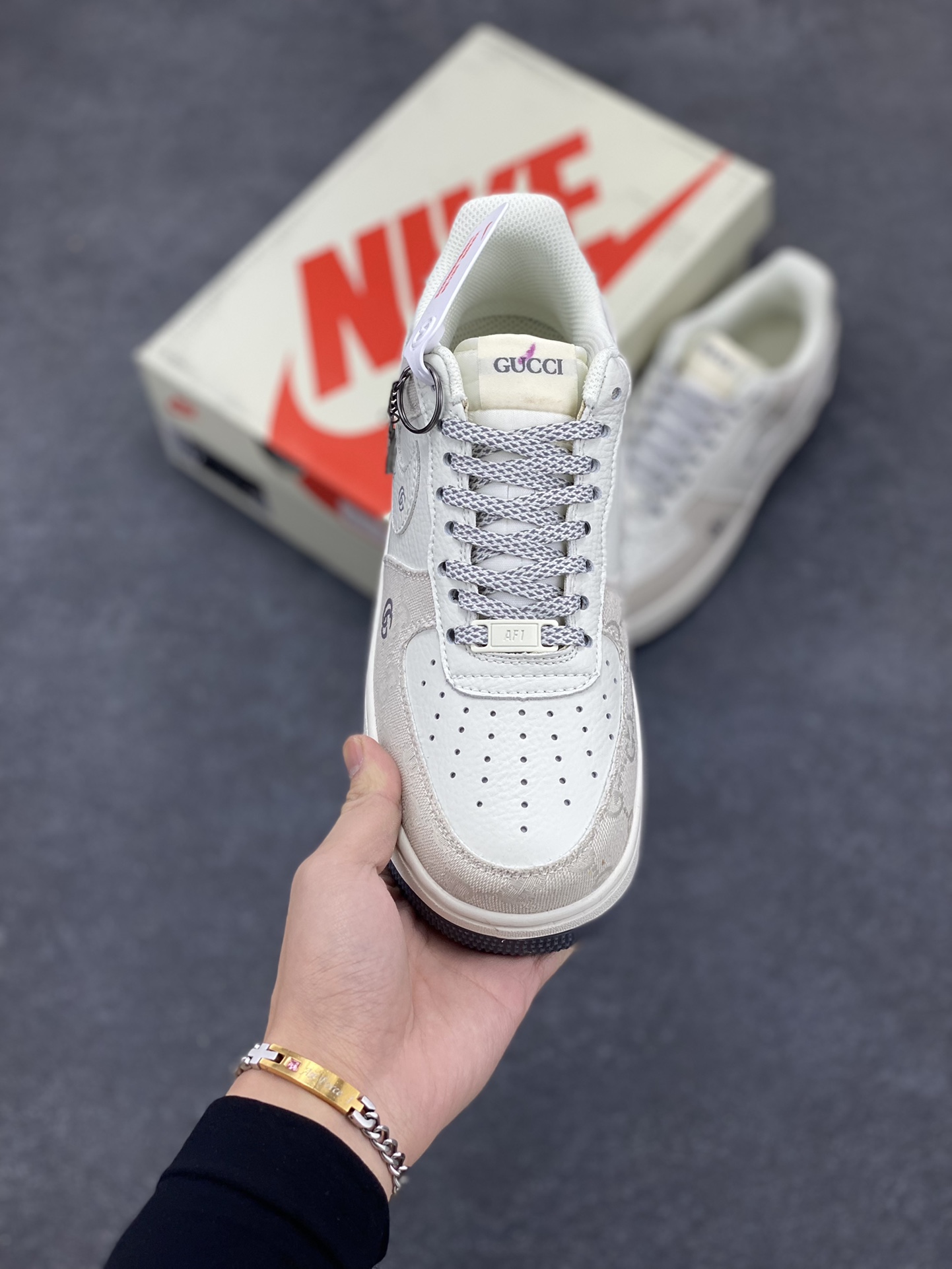 图片[2]-Nike Air Force 1 ’07 Low 空军一号低帮百搭休闲运动板鞋。柔软、弹性十足的缓震性能和出色的中底设计，横跨复古与现代的外型结合，造就出风靡全球三十多年的Force 1，直到今天还深受青睐 货号：BB9577-102 尺码：36 37.5 38 39 40 41 42 43 44 45-选品中心