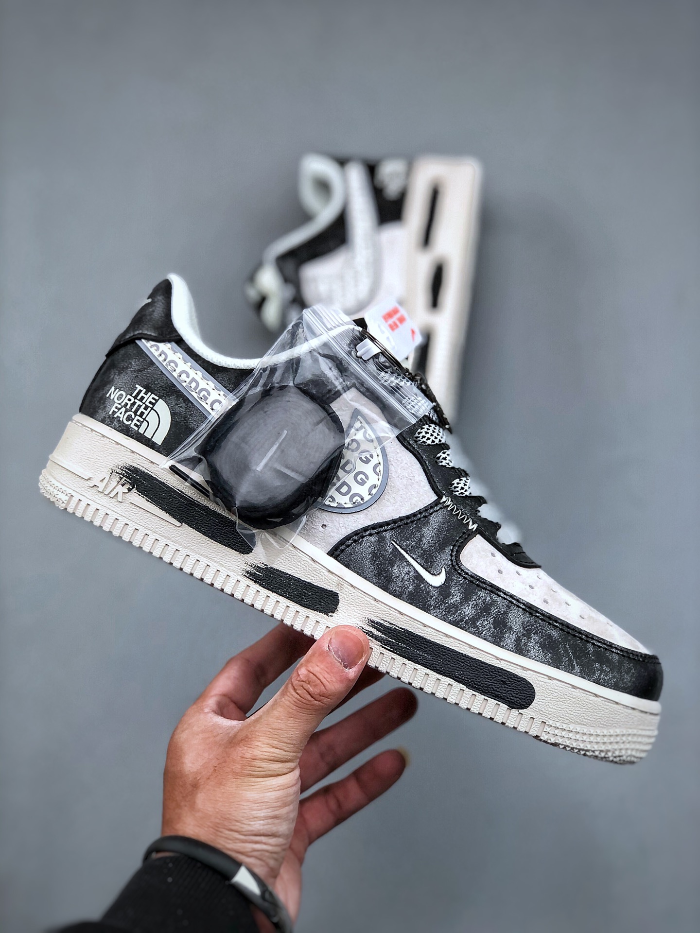 💰320纯原版本

  Nk Air Force 1'07 Low 北面联名-漆皮涂鸦 空军一号 低帮休闲板鞋 DM6688-008 #原楦头原纸板 原装鞋盒 定制五金配件 内置全掌气垫 原厂鞋底 尺码：36 36.5 37.5 38 38.5 39 40 40.5 41 42 42.5 43 44 44.5 45