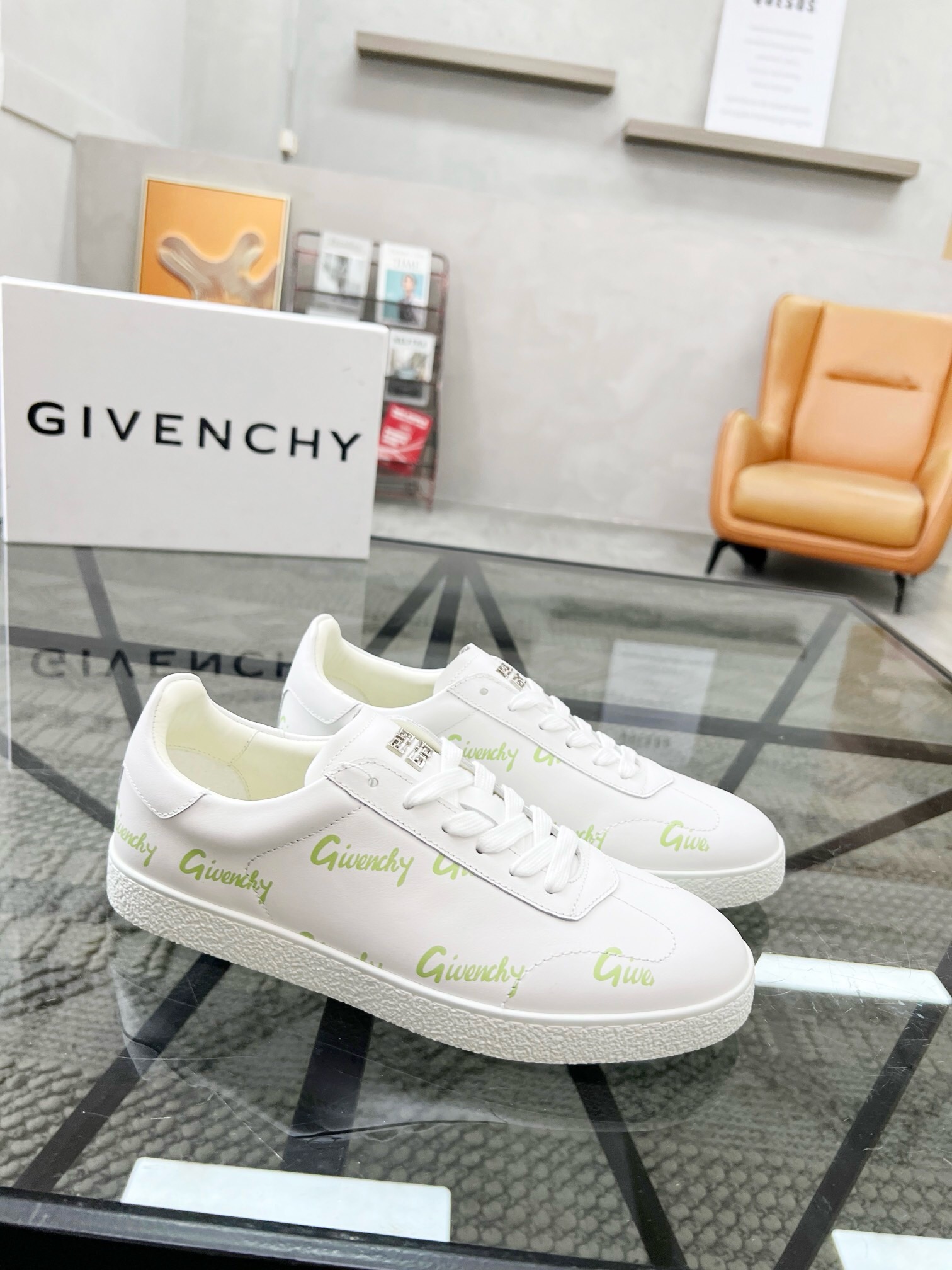 NO:220937,Brand GIVENCHY Color Original Color Number 38-44 Customized 45.46 Price Material Givenchy Top-grade Original Product!  The upper is sold simultaneously with cowhide and colored cloth water-dyed cowhide leather. Original outsole. The style is fashionable, simple and elegant. All-match style. Givenchy casual shoes. Givenchy, given, given, cowhide.19860909品牌GIVENCHY 颜色 原版配色 码数38-44定做45.46 价格 材质纪梵希顶级·原单货！精品好货专柜 同步发售鞋面采用牛皮搭配彩色布面水染牛皮里 原版大底 版型时尚简洁大方 百搭款,纪梵希休闲鞋,givenchy,givenchy,cowhide,Men's shoes