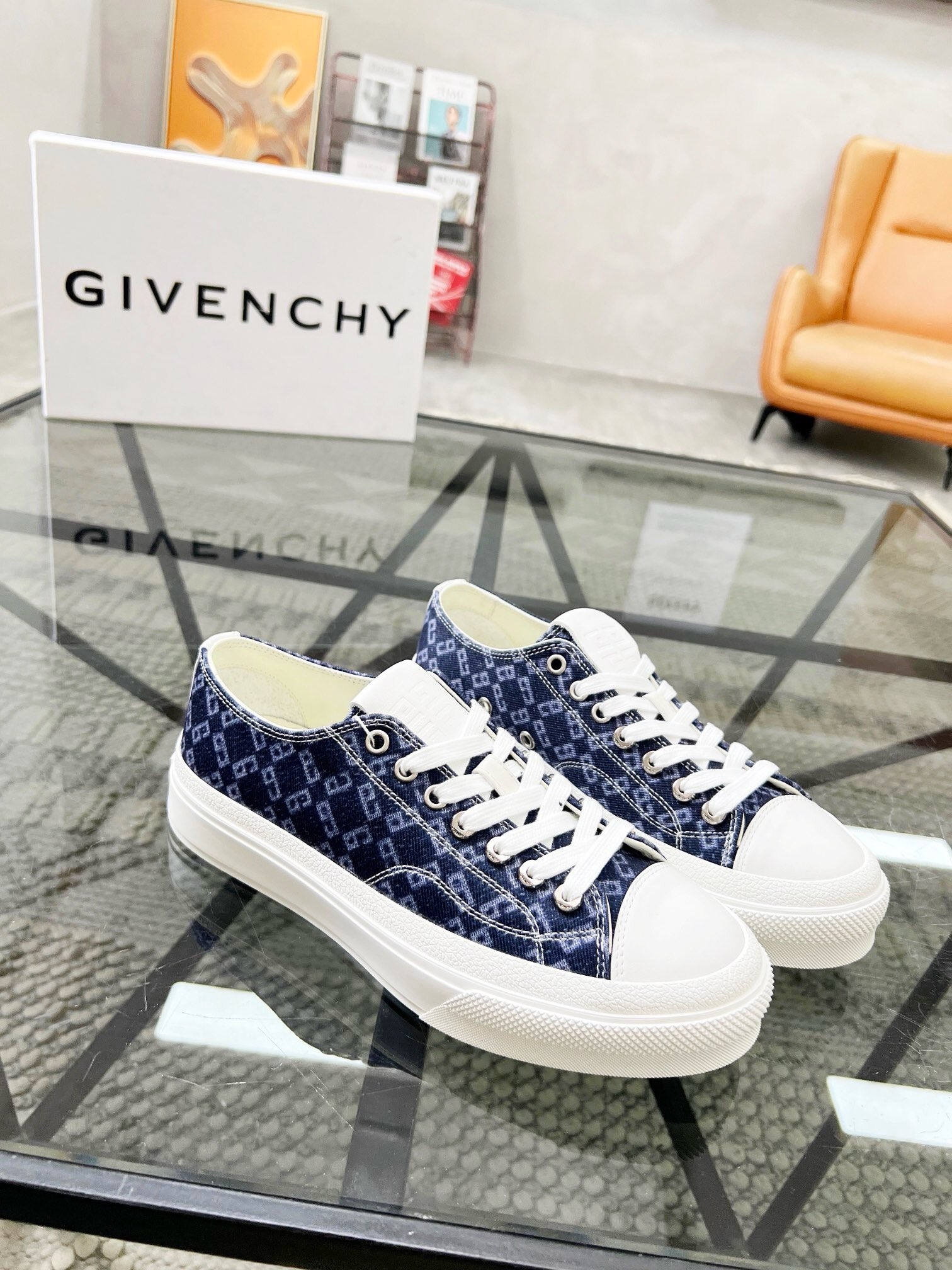 NO:220941,Brand GIVENCHY Color Original Color Number 35-44 Customized 45.46.47 Price Couple Model Material Givenchy Top-level Original Product!  The upper is sold simultaneously with cowhide and colored cloth water-dyed cowhide leather. Original outsole. The style is fashionable, simple and elegant. All-match style. Givenchy casual shoes. Givenchy, given, given, cowhide.19860909品牌GIVENCHY 颜色 原版配色 码数35-44定做45.46.47 价格情侣款 材质纪梵希顶级·原单货！精品好货专柜 同步发售鞋面采用牛皮搭配彩色布面水染牛皮里 原版大底 版型时尚简洁大方 百搭款,纪梵希休闲鞋,givenchy,givenchy,cowhide,Men's shoes