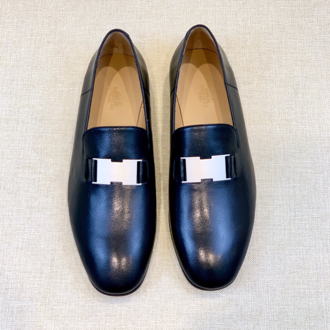 NO:938491,[H*] -High-end quality original order -Original imported calfskin -The inner feet are made of top-grade cowhide, original genuine leather outsole -The high-quality leather surface is matched with the original fasteners, full of charm -Size 39-44 (38, 45, 46 customized, non-returnable and non-exchangeable) -,,cowhide,Leather soles19860909【H*】 -高端品质 原单 -原版进口小牛皮 -内里垫脚均用顶级牛皮,原版真皮大底 -优质的皮面与原单的扣件搭配,魅力十足 -Size 39-44（38,45,46 定制不退不换） -,,cowhide,Leather soles,Men's shoes