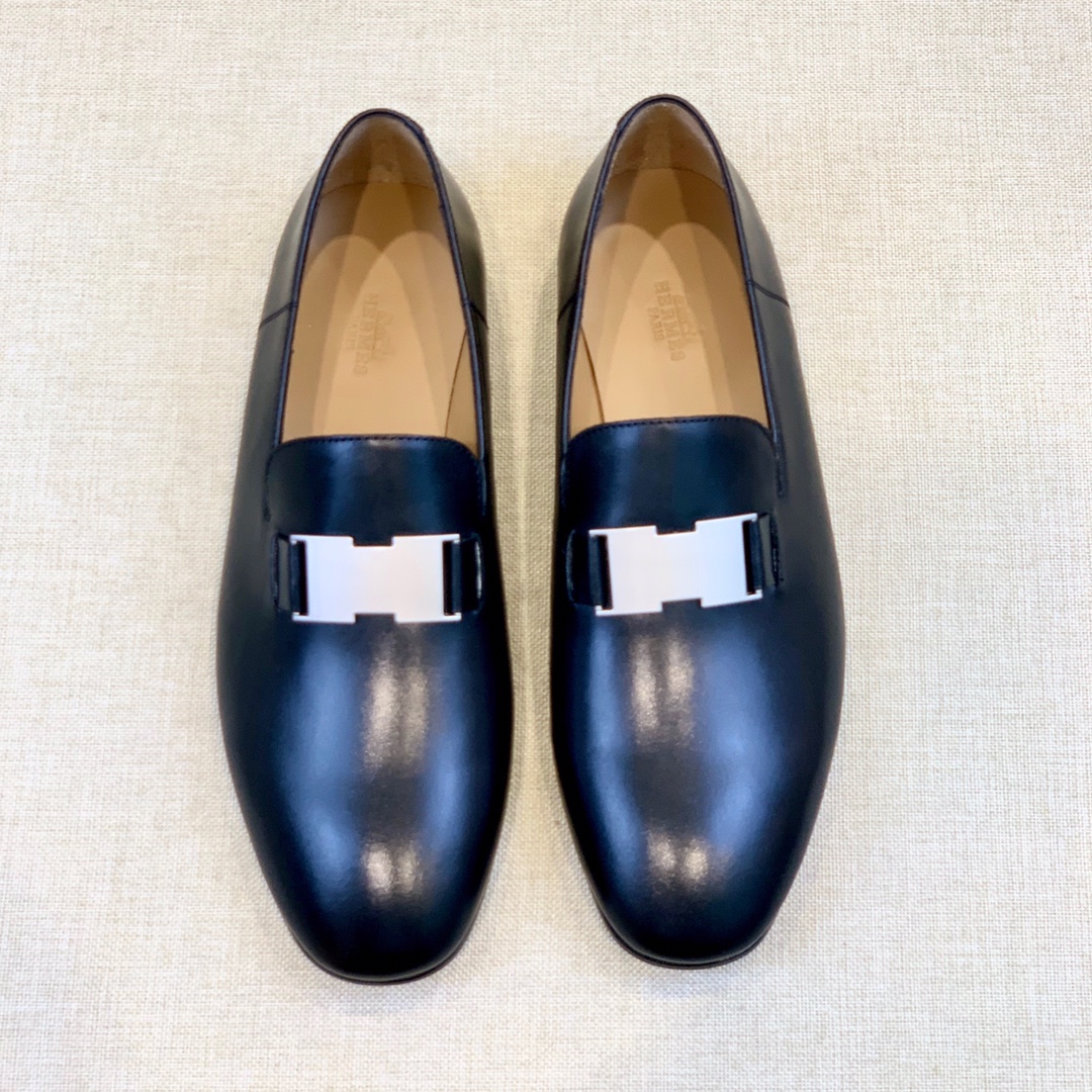 NO:743317,[H*] -High-end quality original order -Original imported calfskin -The inner feet are made of top-grade cowhide, original genuine leather outsole -The high-quality leather surface is matched with the original fasteners, full of charm -Size 39-44 (38, 45, 46 customized, non-refundable and non-exchangeable) -,,cowhide,Leather soles19860909【H*】 -高端品质 原单 -原版进口小牛皮 -内里垫脚均用顶级牛皮,原版真皮大底 -优质的皮面与原单的扣件搭配,魅力十足 -Size 39-44（38,45,46 定制不退不换） -,,cowhide,Leather soles,Men's shoes