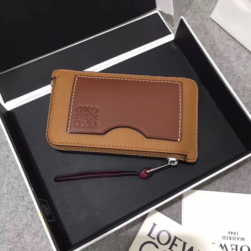 NO:672212,The zippered card case is shipped, made of soft pique calfskin and contrasting calfskin. There are card slots and zipper pockets on both sides, which can hold change and cards. It is exquisite and practical. Style number 3611, size 13*7.5, Loewe wallet, loewe, wallets, cowhide19860909拉链小卡包出货,选用质感柔软珠地小牛皮搭配撞色小牛皮,两侧有卡位及拉链口袋,可放零钱、卡,精致、实用.款号3611,尺寸13*7.5,罗意威钱包,loewe,wallets,cowhide,欧美剧