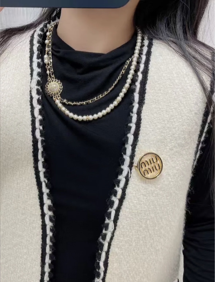  编码N945   
🛍香奈儿项链热销🔥爆上新🆕🆕🆕
😎CHAN 24 圆珍珠黑皮双层项链
🤩皮穿链➕珍