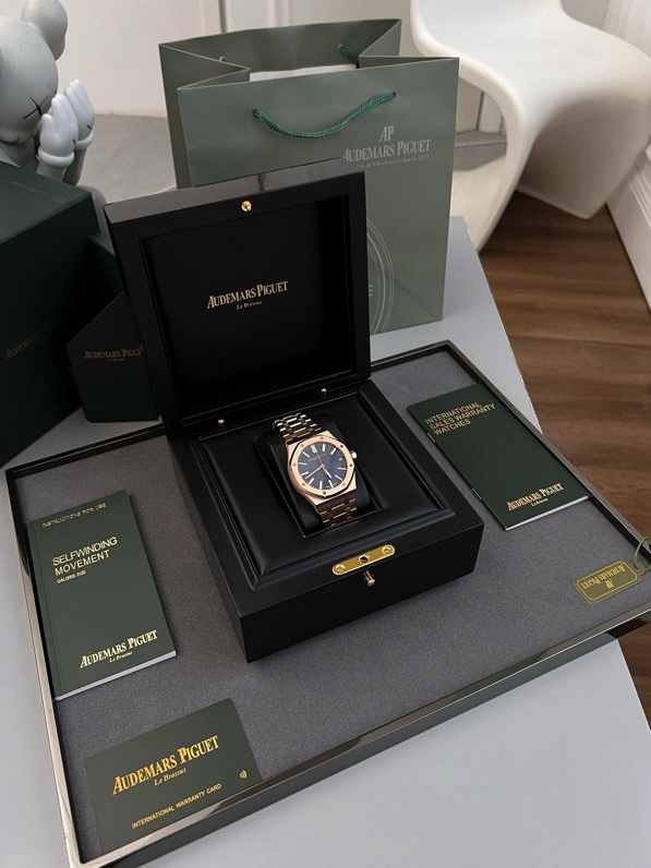 NO:393318,The new version of Audemars Piguet 41mm8 '8 colors available' 50th anniversary model 15510 series is the only universal interchangeable version on the market with the original accessories. The dial 'large grid pattern' decorative pattern 'with platinum three-dimensional luminous time markings and the new version upgraded Royal Oak pointer. The strap has also been redesigned, and the first four links have been changed from parallelogram to trapezoidal shape. The width of the strap is gradually decreased, and all links are thinner, and it is lighter when worn! The movement is equipped with the original uniform movement CALIBRE4302, a real unblocked integrated movement. The direction of the movement balance wheel can be seen whether it is consistent with the original. The market boasts that many movements are added with fake deck movements. You know what you pay for, and you get what you pay for!  The head of the watch strap is connected to the original head, the switch texture of the buckle and the engraving process of each part are consistent with the original, the literal workmanship and color and the original, the bottom cover is polished with fine steel, the mirror of sapphire material is transparent and clear, and the movement can be seen at a glance through the glass bottom cover! The rotor presents the 50th anniversary logo and Audemars Piguet logo through hollowing techniques, and is interlaced with satin polish and gloss polishing like the case! The watch has a further integration of the bottom cover into the case, making it comfortable to wear and more fit the curve of the wrist. The case strap is made of original imported stainless steel, and the hard wear-resistant case strap is delicately brushed and not sharp, perfectly interprets the meticulousness of the original details!,,audemars19860909批 新版爱彼41mm8《8色可选》 50周年纪念款15510系列最高版 市场上唯一和原版配件通用互换版本,表盘“大网格纹”装饰图案“搭配白金立体夜光时标 和新版升级皇家橡树指针.表带也重新设计,首四个链节从平行四边形改为梯形,表带宽度逐步递减,所有链节也较为纤薄,戴上手的时候也更轻盈！机芯搭载原装一致一体机芯 CALIBRE4302,真正的无卡度一体机芯,机芯摆轮方向就能看出是不是和原装一致,市场吹嘘很多机芯的都是加的假甲板机芯懂的都懂,一分钱一分货！ 表带头粒连接表头处与原装一致的活动头粒设计,表扣的开关质感与各部位的雕刻工艺均与原装一致,字面做工与颜色和原装毫无色差,底盖采用精钢拉丝打磨,蓝宝石材质镜面通透清澈,透过玻璃底盖可以一览无余机芯运作美态！摆陀透过镂空巧技呈现50 周年标志及爱彼标志雕刻,并与表壳一样经过缎面打磨与亮面抛光交错处理！而且腕表有将底盖进一步整合到表壳中,令佩戴起来服贴舒适,更贴合手腕弧度.表壳表带采用原版进口精钢材质制造,坚硬耐磨表壳表带细腻的拉丝且不会锋利的工艺完美演绎原版细节的一丝不苟！,,audemars,Watch