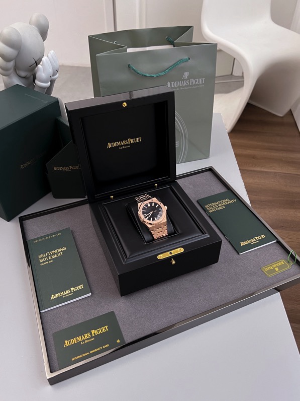 NO:393322,The new version of Audemars Piguet 41mm7 '8 colors available' 50th anniversary model 15510 series is the only universal interchangeable version on the market with the original accessories. The dial 'large grid pattern' decorative pattern 'with platinum three-dimensional luminous time markings and the new version upgraded Royal Oak pointer. The strap has also been redesigned, and the first four links have been changed from parallelogram to trapezoidal shape. The width of the watch band gradually decreases, and all links are thinner and lighter when worn! The movement is equipped with the original uniform movement CALIBRE4302, a real non-card-free integrated movement, and the direction of the movement balance wheel can be seen whether it is consistent with the original. The market boasts that many movements are added with fake deck movements, and you know what you pay for, and you get what you pay for!  The head of the watch strap is connected to the original head, the switch texture of the buckle and the engraving process of each part are consistent with the original, the literal workmanship and color and the original, the bottom cover is polished with fine steel, the mirror of sapphire material is transparent and clear, and the movement can be seen at a glance through the glass bottom cover! The rotor presents the 50th anniversary logo and Audemars Piguet logo through hollowing techniques, and is interlaced with satin polish and gloss polishing like the case! The watch has a further integration of the bottom cover into the case, making it comfortable to wear and more fit the curvature of the wrist. The case strap is made of original imported stainless steel, and the hard wear-resistant case strap is delicately brushed and not sharp, perfectly interprets the meticulousness of the original details!,,audemars19860909批 新版爱彼41mm7《8色可选》 50周年纪念款15510系列最高版 市场上唯一和原版配件通用互换版本,表盘“大网格纹”装饰图案“搭配白金立体夜光时标 和新版升级皇家橡树指针.表带也重新设计,首四个链节从平行四边形改为梯形,表带宽度逐步递减,所有链节也较为纤薄,戴上手的时候也更轻盈！机芯搭载原装一致一体机芯 CALIBRE4302,真正的无卡度一体机芯,机芯摆轮方向就能看出是不是和原装一致,市场吹嘘很多机芯的都是加的假甲板机芯懂的都懂,一分钱一分货！ 表带头粒连接表头处与原装一致的活动头粒设计,表扣的开关质感与各部位的雕刻工艺均与原装一致,字面做工与颜色和原装毫无色差,底盖采用精钢拉丝打磨,蓝宝石材质镜面通透清澈,透过玻璃底盖可以一览无余机芯运作美态！摆陀透过镂空巧技呈现50 周年标志及爱彼标志雕刻,并与表壳一样经过缎面打磨与亮面抛光交错处理！而且腕表有将底盖进一步整合到表壳中,令佩戴起来服贴舒适,更贴合手腕弧度.表壳表带采用原版进口精钢材质制造,坚硬耐磨表壳表带细腻的拉丝且不会锋利的工艺完美演绎原版细节的一丝不苟！,,audemars,Watch