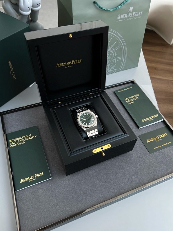 NO:393327,The new version of Audemars Piguet 41mm8 '8 colors available' 50th anniversary model 15510 series is the only universal interchangeable version on the market with the original accessories. The dial 'large grid pattern' decorative pattern 'with platinum three-dimensional luminous time markings and the new version upgraded Royal Oak pointer. The strap has also been redesigned, and the first four links have been changed from parallelogram to trapezoidal shape. The width of the strap is gradually decreased, and all links are thinner, and it is lighter when worn! The movement is equipped with the original uniform movement CALIBRE4302, a real unblocked integrated movement. The direction of the movement balance wheel can be seen whether it is consistent with the original. The market boasts that many movements are added with fake deck movements. You know what you pay for, and you get what you pay for!  The head of the watch strap is connected to the original head, the switch texture of the buckle and the engraving process of each part are consistent with the original, the literal workmanship and color and the original, the bottom cover is polished with fine steel, the mirror of sapphire material is transparent and clear, and the movement can be seen at a glance through the glass bottom cover! The rotor presents the 50th anniversary logo and Audemars Piguet logo through hollowing techniques, and is interlaced with satin polish and gloss polishing like the case! The watch has a further integration of the bottom cover into the case, making it comfortable to wear and more fit the curve of the wrist. The case strap is made of original imported stainless steel, and the hard wear-resistant case strap is delicately brushed and not sharp, perfectly interprets the meticulousness of the original details!,,audemars19860909批 新版爱彼41mm8《8色可选》 50周年纪念款15510系列最高版 市场上唯一和原版配件通用互换版本,表盘“大网格纹”装饰图案“搭配白金立体夜光时标 和新版升级皇家橡树指针.表带也重新设计,首四个链节从平行四边形改为梯形,表带宽度逐步递减,所有链节也较为纤薄,戴上手的时候也更轻盈！机芯搭载原装一致一体机芯 CALIBRE4302,真正的无卡度一体机芯,机芯摆轮方向就能看出是不是和原装一致,市场吹嘘很多机芯的都是加的假甲板机芯懂的都懂,一分钱一分货！ 表带头粒连接表头处与原装一致的活动头粒设计,表扣的开关质感与各部位的雕刻工艺均与原装一致,字面做工与颜色和原装毫无色差,底盖采用精钢拉丝打磨,蓝宝石材质镜面通透清澈,透过玻璃底盖可以一览无余机芯运作美态！摆陀透过镂空巧技呈现50 周年标志及爱彼标志雕刻,并与表壳一样经过缎面打磨与亮面抛光交错处理！而且腕表有将底盖进一步整合到表壳中,令佩戴起来服贴舒适,更贴合手腕弧度.表壳表带采用原版进口精钢材质制造,坚硬耐磨表壳表带细腻的拉丝且不会锋利的工艺完美演绎原版细节的一丝不苟！,,audemars,Watch