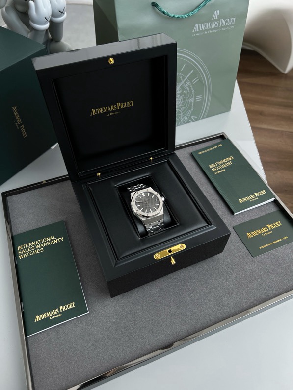 NO:393332,The new version of Audemars Piguet 41mm4 '8 colors available' 50th anniversary model 15510 series is the only universal interchangeable version on the market with the original accessories. The dial 'large grid pattern' decorative pattern 'with platinum three-dimensional luminous time markings and the new version upgraded Royal Oak pointer. The strap has also been redesigned, and the first four links have been changed from parallelogram to trapezoidal shape. The width of the strap is gradually decreased, and all links are thinner, and it is lighter when worn! The movement is equipped with the original uniform movement CALIBRE4302, a real unblocked integrated movement. The direction of the movement balance wheel can be seen whether it is consistent with the original. The market boasts that many movements are added with fake deck movements. You know what you pay for, and you get what you pay for!  The head of the watch strap is connected to the original head, the switch texture of the buckle and the engraving process of each part are consistent with the original, the literal workmanship and color and the original, the bottom cover is polished with fine steel, the mirror of sapphire material is transparent and clear, and the movement can be seen at a glance through the glass bottom cover! The rotor presents the 50th anniversary logo and Audemars Piguet logo through hollowing techniques, and is interlaced with satin polish and gloss polishing like the case! The watch has a further integration of the bottom cover into the case, making it comfortable to wear and more fit the curvature of the wrist. The case strap is made of original imported stainless steel, and the hard wear-resistant case strap is delicately brushed and not sharp, perfectly interprets the meticulousness of the original details!,,audemars19860909批 新版爱彼41mm4《8色可选》 50周年纪念款15510系列最高版 市场上唯一和原版配件通用互换版本,表盘“大网格纹”装饰图案“搭配白金立体夜光时标 和新版升级皇家橡树指针.表带也重新设计,首四个链节从平行四边形改为梯形,表带宽度逐步递减,所有链节也较为纤薄,戴上手的时候也更轻盈！机芯搭载原装一致一体机芯 CALIBRE4302,真正的无卡度一体机芯,机芯摆轮方向就能看出是不是和原装一致,市场吹嘘很多机芯的都是加的假甲板机芯懂的都懂,一分钱一分货！ 表带头粒连接表头处与原装一致的活动头粒设计,表扣的开关质感与各部位的雕刻工艺均与原装一致,字面做工与颜色和原装毫无色差,底盖采用精钢拉丝打磨,蓝宝石材质镜面通透清澈,透过玻璃底盖可以一览无余机芯运作美态！摆陀透过镂空巧技呈现50 周年标志及爱彼标志雕刻,并与表壳一样经过缎面打磨与亮面抛光交错处理！而且腕表有将底盖进一步整合到表壳中,令佩戴起来服贴舒适,更贴合手腕弧度.表壳表带采用原版进口精钢材质制造,坚硬耐磨表壳表带细腻的拉丝且不会锋利的工艺完美演绎原版细节的一丝不苟！,,audemars,Watch