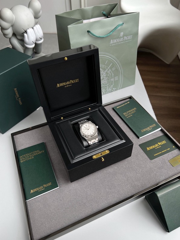 NO:393336,The new version of Audemars Piguet 41mm8 '8 colors available' 50th anniversary model 15510 series is the only universal interchangeable version on the market with the original accessories. The dial 'large grid pattern' decorative pattern 'with platinum three-dimensional luminous time markings and the new version upgraded Royal Oak pointer. The strap has also been redesigned, and the first four links have been changed from parallelogram to trapezoidal shape. The width of the strap is gradually decreased, and all links are thinner, and it is lighter when worn! The movement is equipped with the original uniform movement CALIBRE4302, a real unblocked integrated movement. The direction of the movement balance wheel can be seen whether it is consistent with the original. The market boasts that many movements are added with fake deck movements. You know what you pay for, and you get what you pay for!  The head of the watch strap is connected to the original head, the switch texture of the buckle and the engraving process of each part are consistent with the original, the literal workmanship and color and the original, the bottom cover is polished with fine steel, the mirror of sapphire material is transparent and clear, and the movement can be seen at a glance through the glass bottom cover! The rotor presents the 50th anniversary logo and Audemars Piguet logo through hollowing techniques, and is interlaced with satin polish and gloss polishing like the case! The watch has a further integration of the bottom cover into the case, making it comfortable to wear and more fit the curvature of the wrist. The case strap is made of original imported stainless steel, and the hard wear-resistant case strap is delicately brushed and not sharp, perfectly interprets the meticulousness of the original details!,,audemars19860909批 新版爱彼41mm8《8色可选》 50周年纪念款15510系列最高版 市场上唯一和原版配件通用互换版本,表盘“大网格纹”装饰图案“搭配白金立体夜光时标 和新版升级皇家橡树指针.表带也重新设计,首四个链节从平行四边形改为梯形,表带宽度逐步递减,所有链节也较为纤薄,戴上手的时候也更轻盈！机芯搭载原装一致一体机芯 CALIBRE4302,真正的无卡度一体机芯,机芯摆轮方向就能看出是不是和原装一致,市场吹嘘很多机芯的都是加的假甲板机芯懂的都懂,一分钱一分货！ 表带头粒连接表头处与原装一致的活动头粒设计,表扣的开关质感与各部位的雕刻工艺均与原装一致,字面做工与颜色和原装毫无色差,底盖采用精钢拉丝打磨,蓝宝石材质镜面通透清澈,透过玻璃底盖可以一览无余机芯运作美态！摆陀透过镂空巧技呈现50 周年标志及爱彼标志雕刻,并与表壳一样经过缎面打磨与亮面抛光交错处理！而且腕表有将底盖进一步整合到表壳中,令佩戴起来服贴舒适,更贴合手腕弧度.表壳表带采用原版进口精钢材质制造,坚硬耐磨表壳表带细腻的拉丝且不会锋利的工艺完美演绎原版细节的一丝不苟！,,audemars,Watch