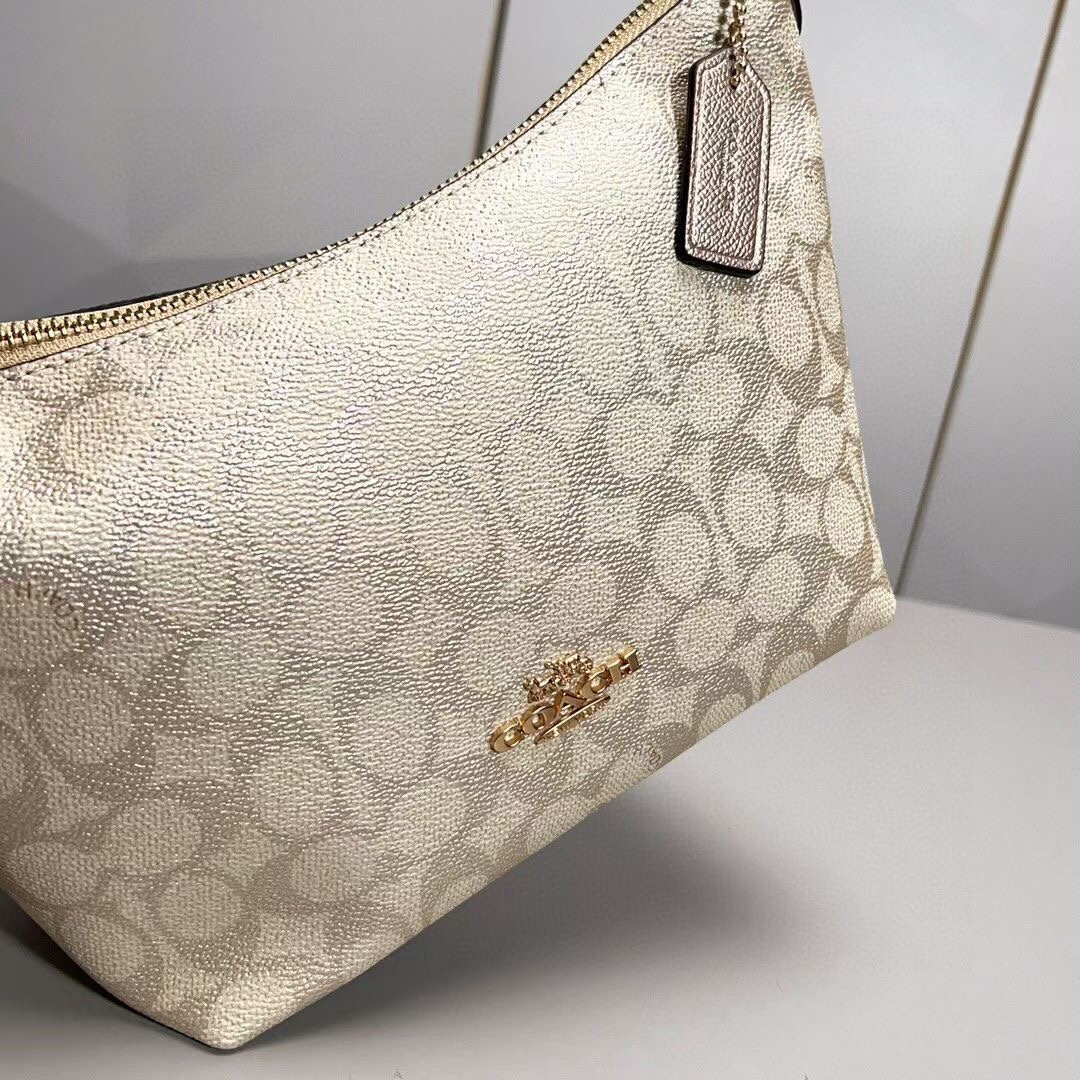 coach zip top sholderbag. CW391 new zippered small armpit bag is just the right size, and the unique metallic luster looks very high-end and text