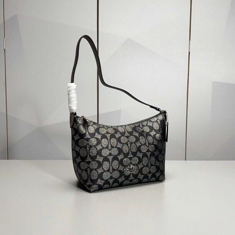 Coach coac hZip top sholderbag. CW391 new zippered small armpit bag is just the right size, and the unique metallic luster looks very high-end an