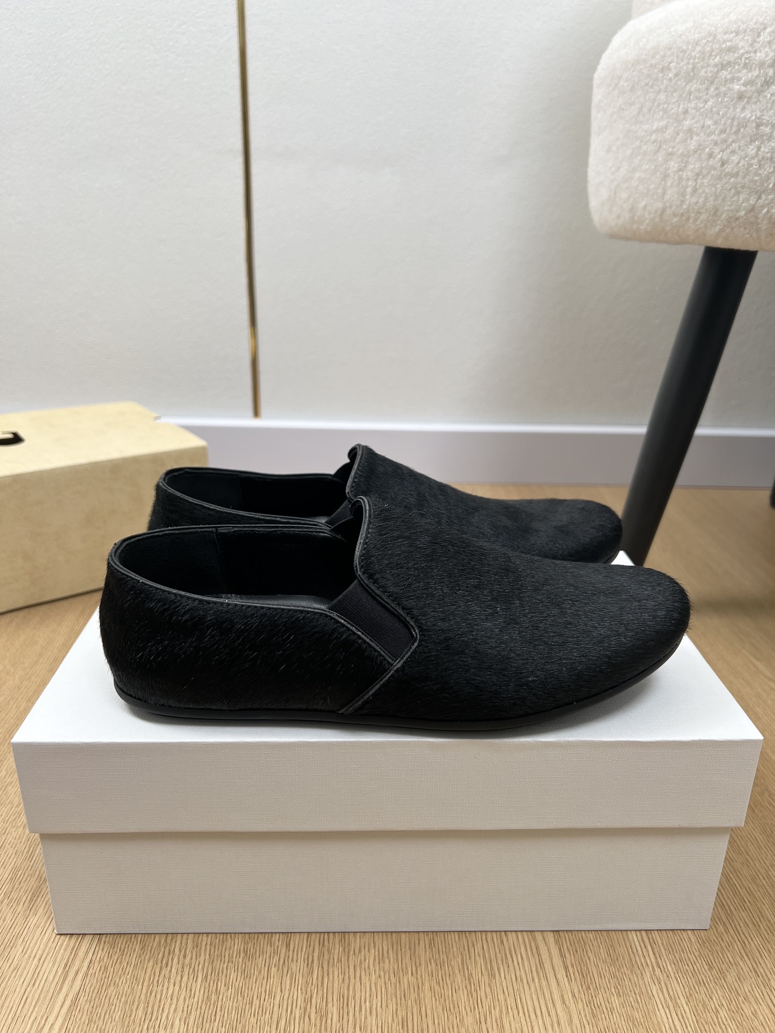 2025 Morning Edition Shoe: Soft, Stylish, and Acoustic with TheRow Style - 图片 2