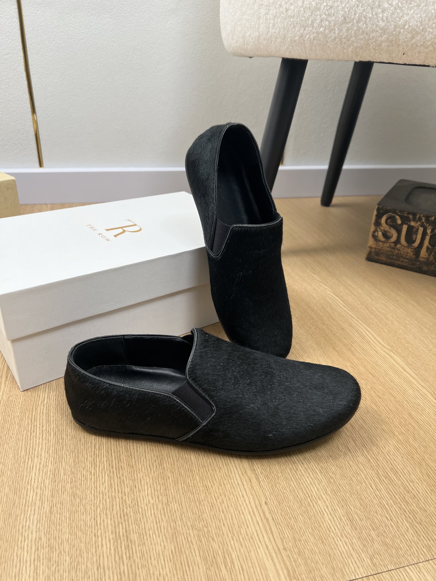 2025 Morning Edition Shoe: Soft, Stylish, and Acoustic with TheRow Style - 图片 4