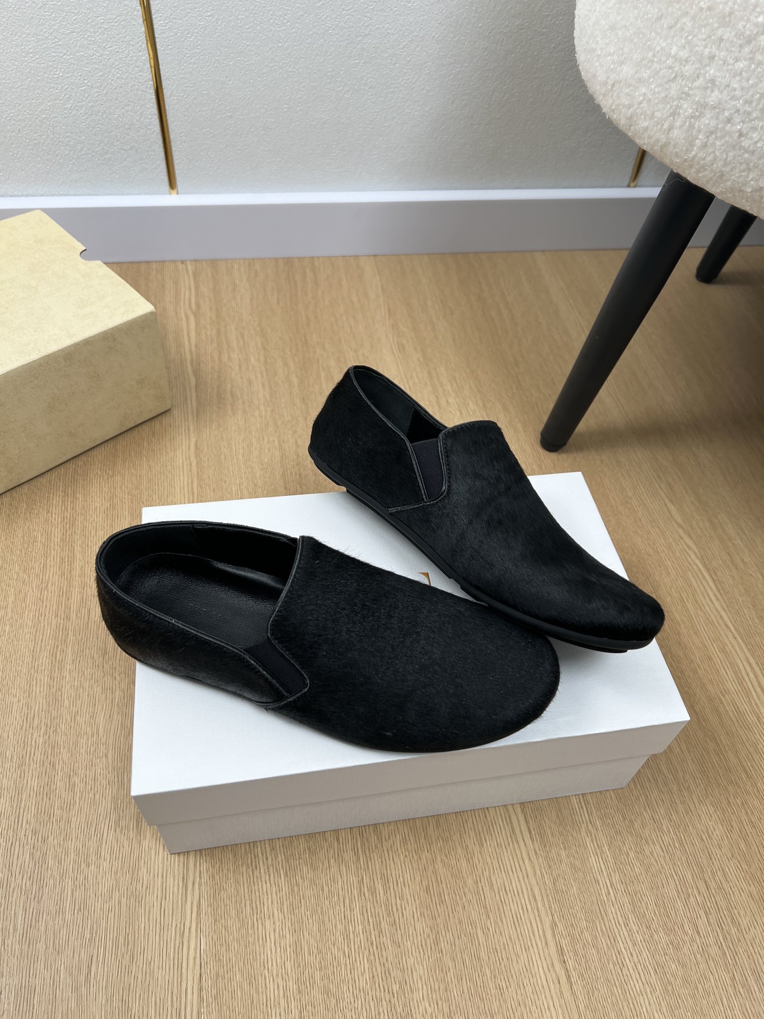 2025 Morning Edition Shoe: Soft, Stylish, and Acoustic with TheRow Style - 图片 3