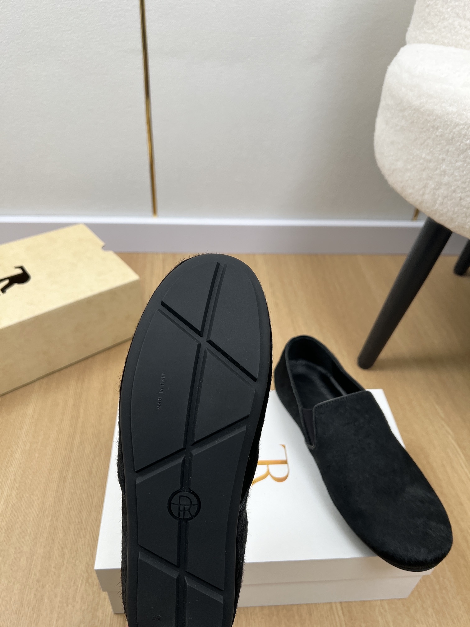 2025 Morning Edition Shoe: Soft, Stylish, and Acoustic with TheRow Style - 图片 9