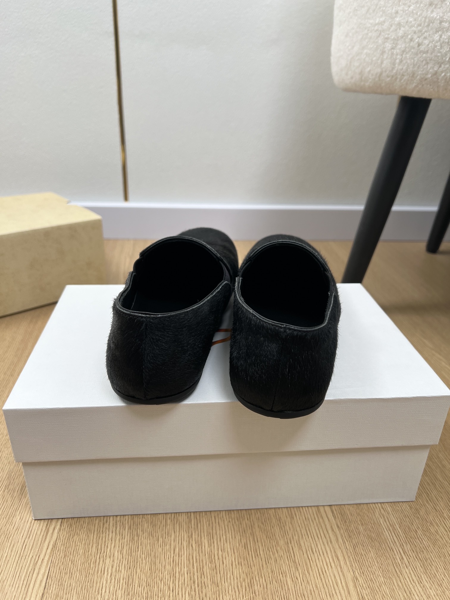2025 Morning Edition Shoe: Soft, Stylish, and Acoustic with TheRow Style - 图片 8