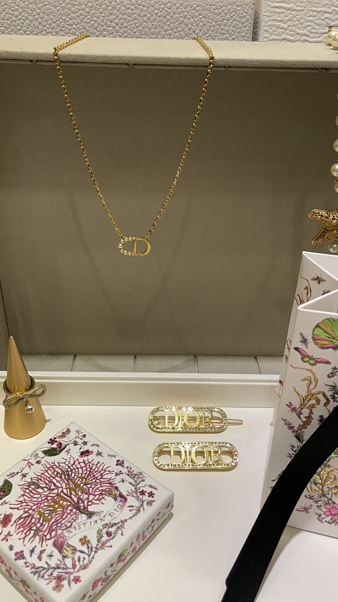 NO:720467,88180 arrived today. Basic necklace. 25 years new gold millet beads CD letter necklace. Classic gold CD spliced ​​millet beads. Very attractive. Simple design. Daily commuting without stress. Z version customization. Brass material. Customized pearls, necklace, Cartier high-end jewelry.1986090988180今日到货 基础款项链 25年新款金色小米珠CD字母项链 经典金色CD拼接小米珠 非常耐看 简简单单的设计日常通勤无压力 z版定制 黄铜材质 定制珍珠,,necklace,卡迪亚高端饰品,Jewelry