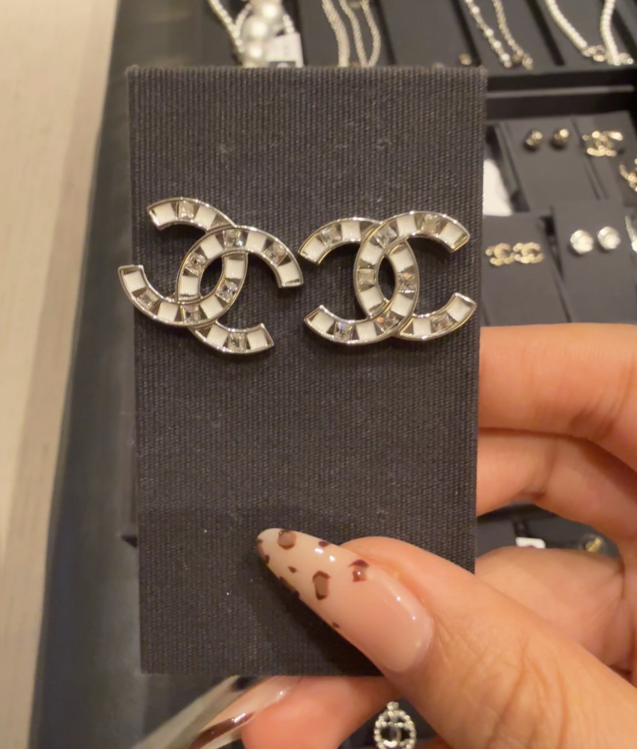 NO:102744,25C new retro white enamel square diamond double C stud earrings Large cc large square diamond white enamel zp uniform brass material Swarovski diamond, Chanel earrings, chanel1986090925C新款复古白色珐琅方钻双C耳钉 大号cc 大颗方钻白色珐琅 zp一致黄铜材质 施华洛钻,香奈儿耳钉,chanel,Jewelry