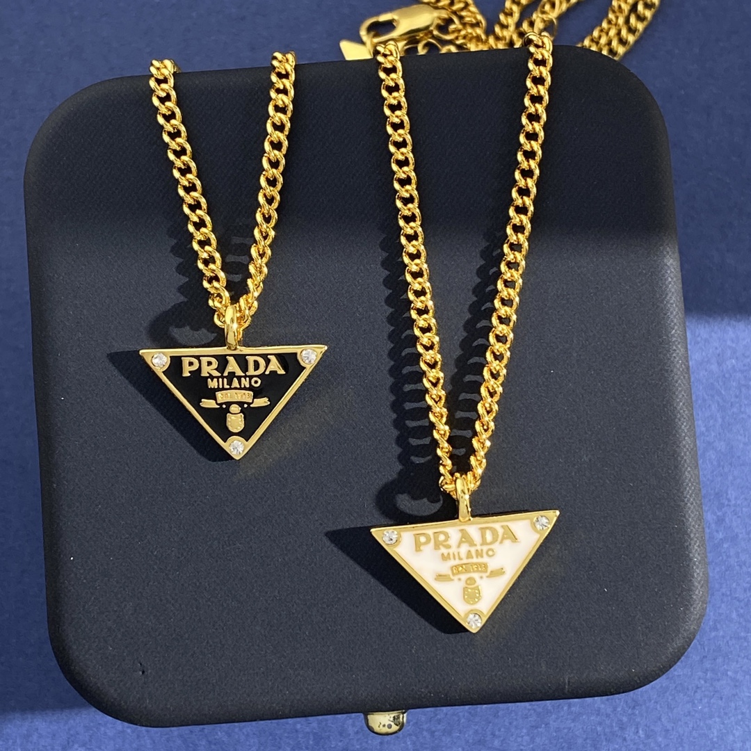 PL92PRADA普拉达时尚百搭白色黑色滴油光面字母倒三角形吊坠项链2个色:金黑金白