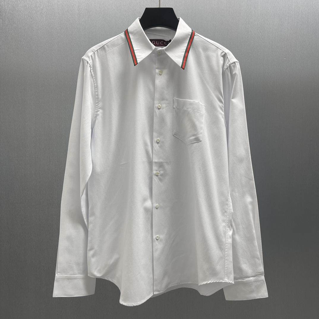 🧧Camisa de algodón oxford con cinta GU Size: S-XL La colección de pre-primavera 2025 de Gucci presenta varias prendas …