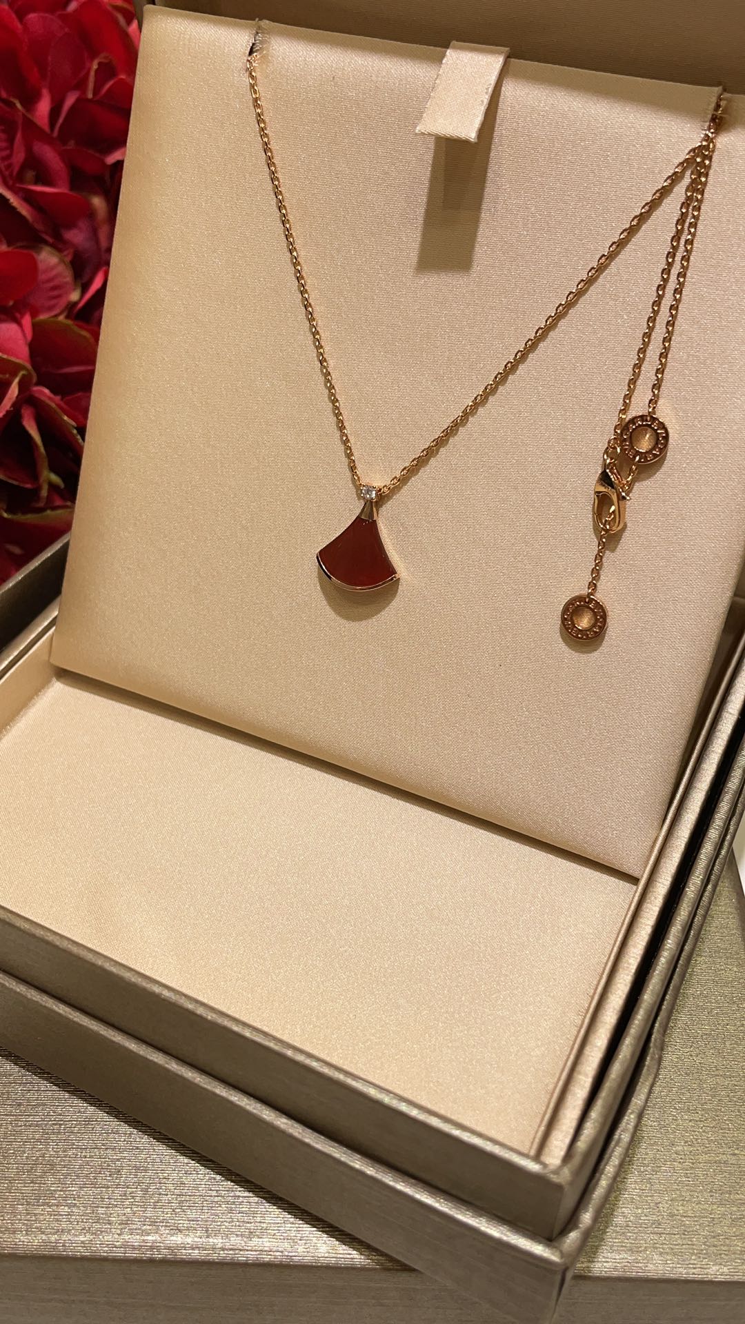 NO:631796,88230, the festive Chinese red small fan inlaid with diamonds and onyx rose gold necklace arrived today. The carnelian is really invincible for whitening. It has a feminine temperament ~ It looks amazing when worn on the upper body!  The more you look at it, the more advanced it becomes. ZP real gold, real diamonds and red agate. The price is close to 2w. Real shot. S. Pure silver thick plated real gold natural red agate. Necklace with free packaging. Need to give as a gift with full package plus 30, necklace, pure silver, Cartier high-end jewelry.1986090988230,今日到货喜庆中国红 小号扇子镶钻红玛瑙玫瑰金项链 红玉髓真的无敌显白 气质女人味～ 佩戴上身太惊艳了！越看越高级 zp真金真钻红玛瑙 价格接近2w 实拍S 纯银厚镀真金天然红玛瑙 项链带免费包装 需要送礼配全套包装另加30,,necklace,pure silver,卡迪亚高端饰品,Jewelry