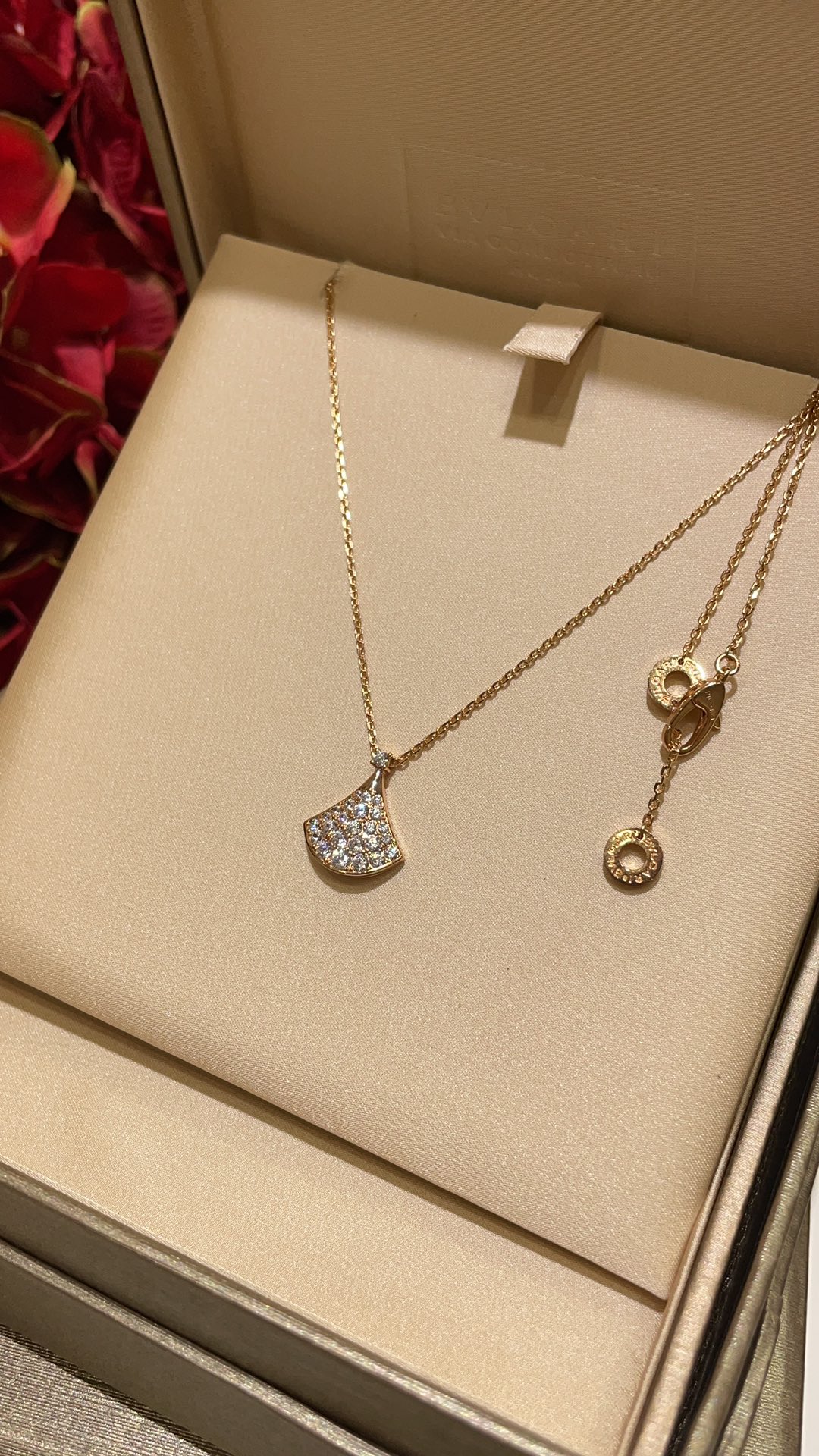 NO:631779,88230, arrived today in rose gold. Small fan full of diamond rose gold necklace. Exclusive customization of high-end jewelry. Actual shot. White and elegant. White and Fumei comes standard. One piece for each hand. Actual shot. S sterling silver thickly plated with real gold. Sisters who know how to enter with closed eyes. Necklace comes with free packaging. Need to give as a gift with full package plus 30,,necklace,pure silver,Cardia high-end jewelry1986090988230,今日到货玫瑰金色 小号扇子满钻玫瑰金色项链 高级珠宝独家定制现货实拍 显白又气质 白富美标配人手一条 实拍S纯银厚镀真金 懂货姐妹闭眼入 项链带免费包装 需要送礼配全套包装另加30,,necklace,pure silver,卡迪亚高端饰品,Jewelry