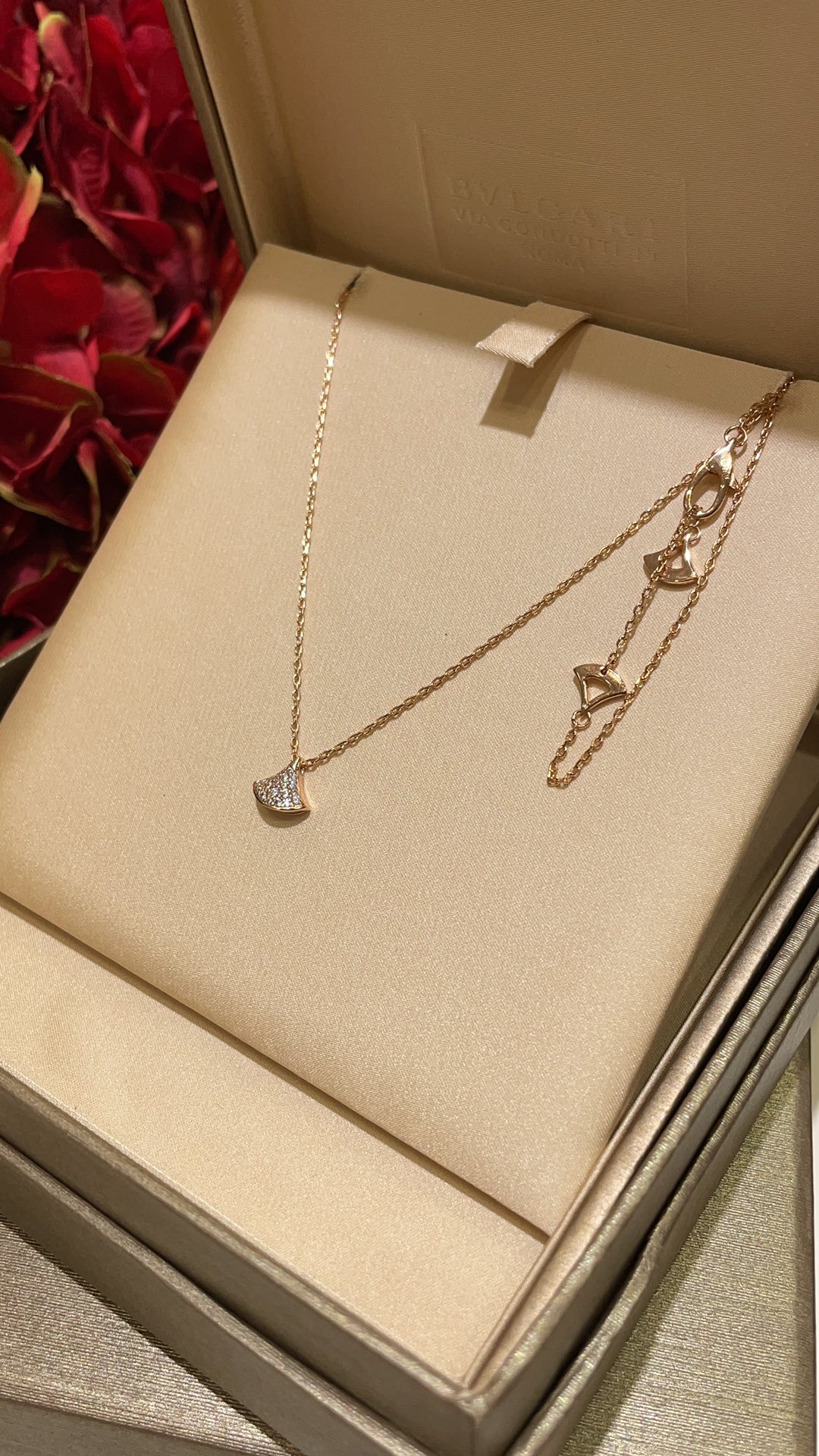 NO:631794,88220, the rose gold mini version arrived today. The latest small fan full of diamond rose gold necklace. Exclusive customization of high-end jewelry. Real shot. Mini size is really good. Exquisite and elegant. Real shot. S sterling silver thickly plated with real gold. Sisters who know the difference. Close your eyes and enter. The necklace comes with free packaging. You need to give a gift with a full set of packaging and add 30, necklace, pure silver, Cardia high-end jewelry.1986090988220,今日到货玫瑰金迷你版 最新款小号扇子满钻玫瑰金项链 高级珠宝独家定制现货实拍 mini size真的太乖啦 精致又优雅 实拍S纯银厚镀真金 懂货姐妹闭眼入 项链带免费包装 需要送礼配全套包装另加30,,necklace,pure silver,卡迪亚高端饰品,Jewelry