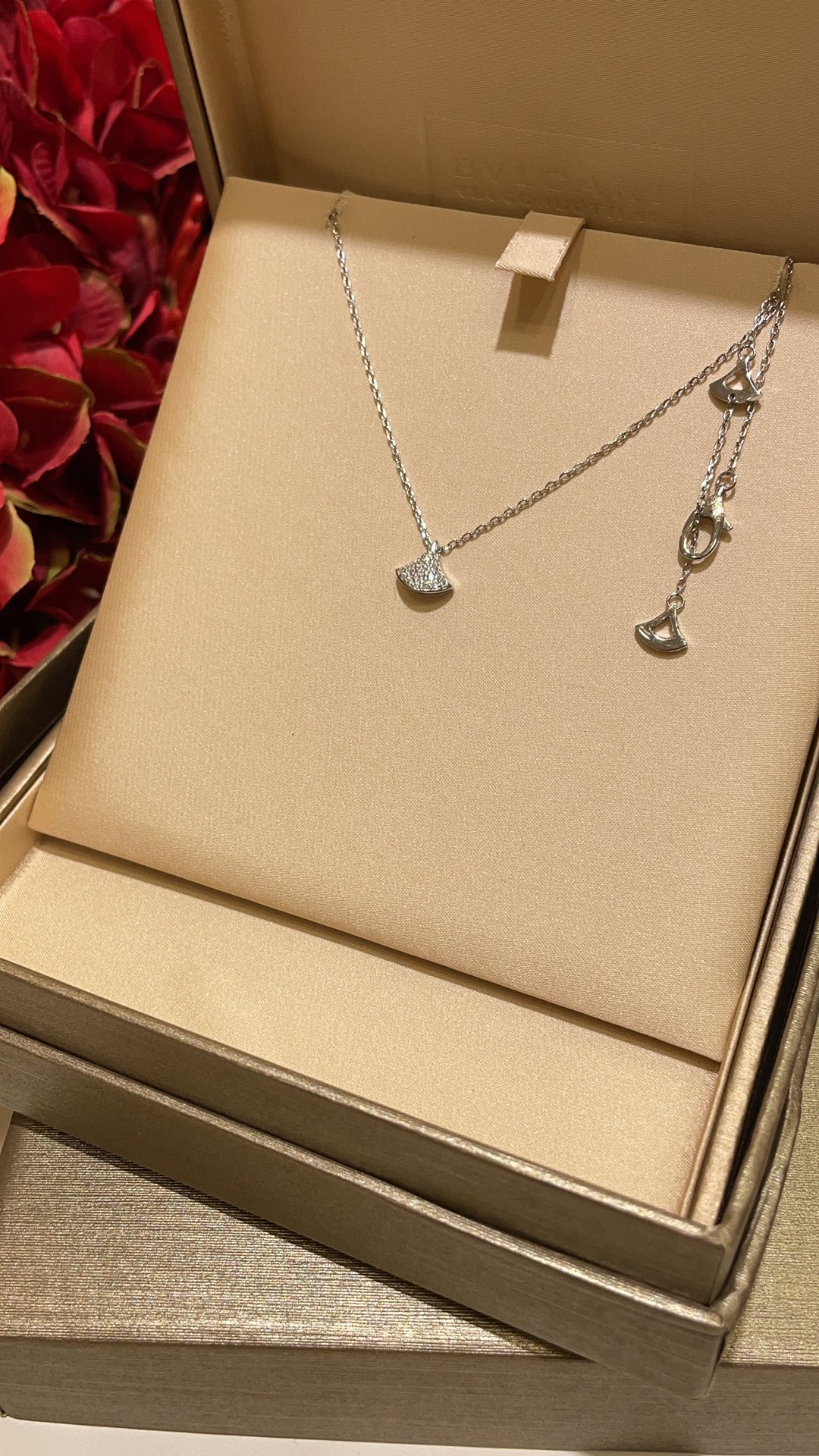 NO:631792,88220, the mini version arrived today. The latest small fan full of diamonds and white gold necklace. Exclusive customization of high-end jewelry. Real shot. The mini size is really good. Exquisite and elegant. Real shot. S sterling silver thickly plated with real gold. Sisters who know how to enter with their eyes closed. The necklace comes with free packaging. You need to give a gift with a full set of packaging and add 30, necklace, pure silver, Cartier high-end jewelry.1986090988220,今日到货迷你版 最新款小号扇子满钻白金色项链 高级珠宝独家定制现货实拍 mini size真的太乖啦 精致又优雅 实拍S纯银厚镀真金 懂货姐妹闭眼入 项链带免费包装 需要送礼配全套包装另加30,,necklace,pure silver,卡迪亚高端饰品,Jewelry