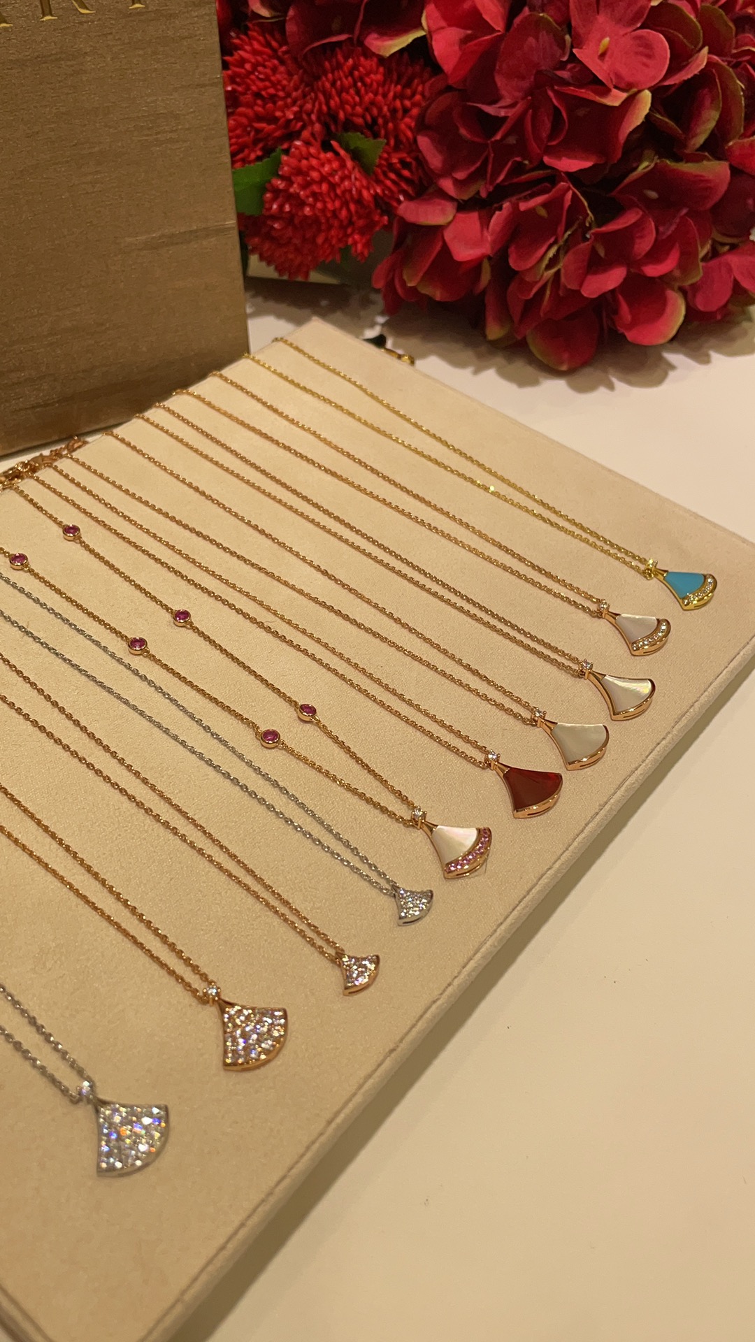 NO:631781,Diva fan series necklace collection. The fan has smooth and elegant lines and is versatile for daily wear. High-end jewelry can be used as a ceiling replacement. The price-performance ratio is too high. Necklace, Cartier high-end jewelry19860909Diva扇子系列项链合集 扇子线条流畅优雅日常佩戴很百搭 高级珠宝平替天花板 性价比太高啦,,necklace,卡迪亚高端饰品,Jewelry
