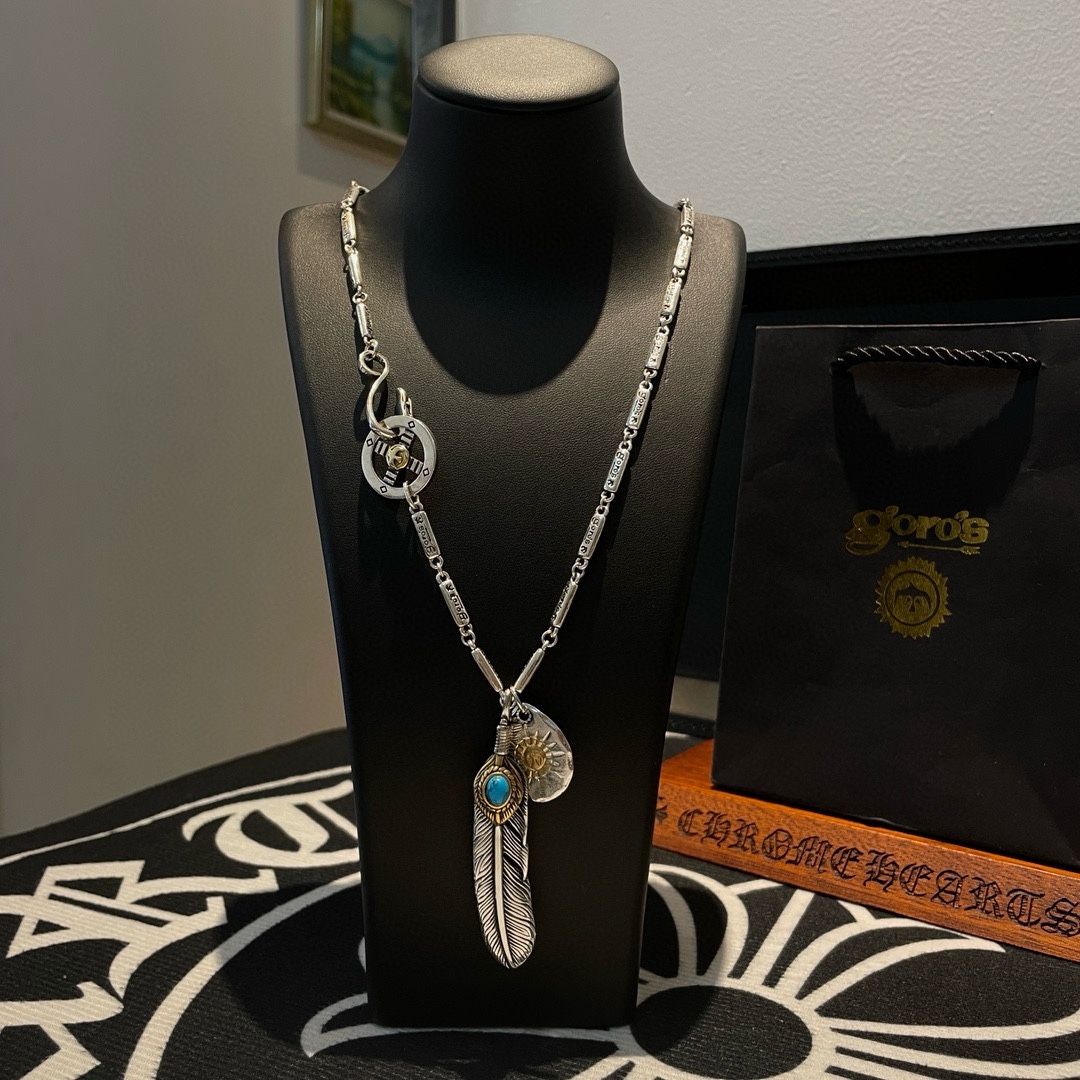 NO:108572,[New Products are on the Shelves] Goro’s Takahashi Goro’s pineapple feather pendant, Takahashi classic bamboo necklace, top version, recognized exclusive shot, focusing on the high-end market, Kuaishou/ins/Xiaohongshu popular models, absolutely different from ordinary versions!  The details of the picture product are consistent with ZP!  Original production process, precision quality, purely handmade, authentic model opening, fashion essentials, both men and women can wear, same couple style, rock punk silver style, retro elements, trendy and versatile, same style on the official website, fine jewelry, necklace19860909批【新品上架】Goro’s高桥吾郎松石羽毛吊坠,高桥经典竹节项链,顶级版本,认准独家拍摄,主攻高端市场 ,快手/ins/小红书热门款,绝对区别普通版本！图片产品细节与ZP一致！原版制作工艺 精工品质 纯手工打造 ～正品开模潮流时尚必备 男女均可佩戴 情侣款同款 摇滚朋克泰银风格 复古元素 潮流百搭 官网同款,饰品精品,necklace,Jewelry