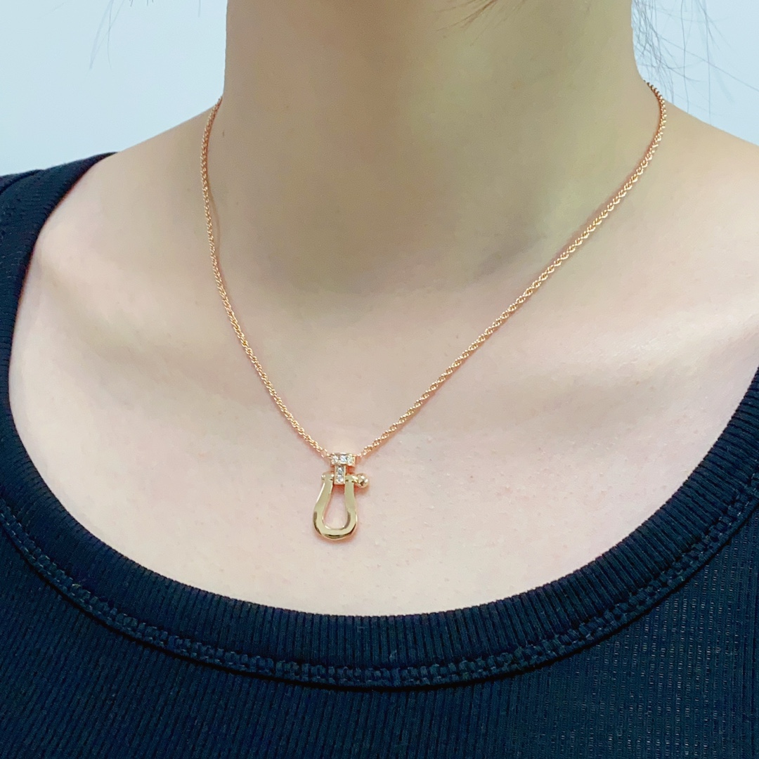 NO:113798,New product releases hot rose gold Fred Fred half-diamond small horseshoe buckle neutral high-quality necklace brand fashion exquisite FORCE series necklace high-end customization ~ Yajin micro electroplating 18k gold craft Seiko horseshoe buckle necklace!  The upper body effect is very versatile. Internet celebrity experts. A must-have item for fashion. Rose gold buckles for men and women. Couple styles, jewelry quality, necklace19860909新品发布火爆玫瑰金费雷德 Fred斐登半钻小马蹄扣中性款高品质项链大牌 时尚 精致FORCE 系列项链高端定制～亚金微电镀18k金工艺 精工马蹄扣头项链！上身效果非常百搭 网红达人 时尚一族必备单品 玫瑰金扣头男女同款情侣款,饰品精品,necklace,Jewelry