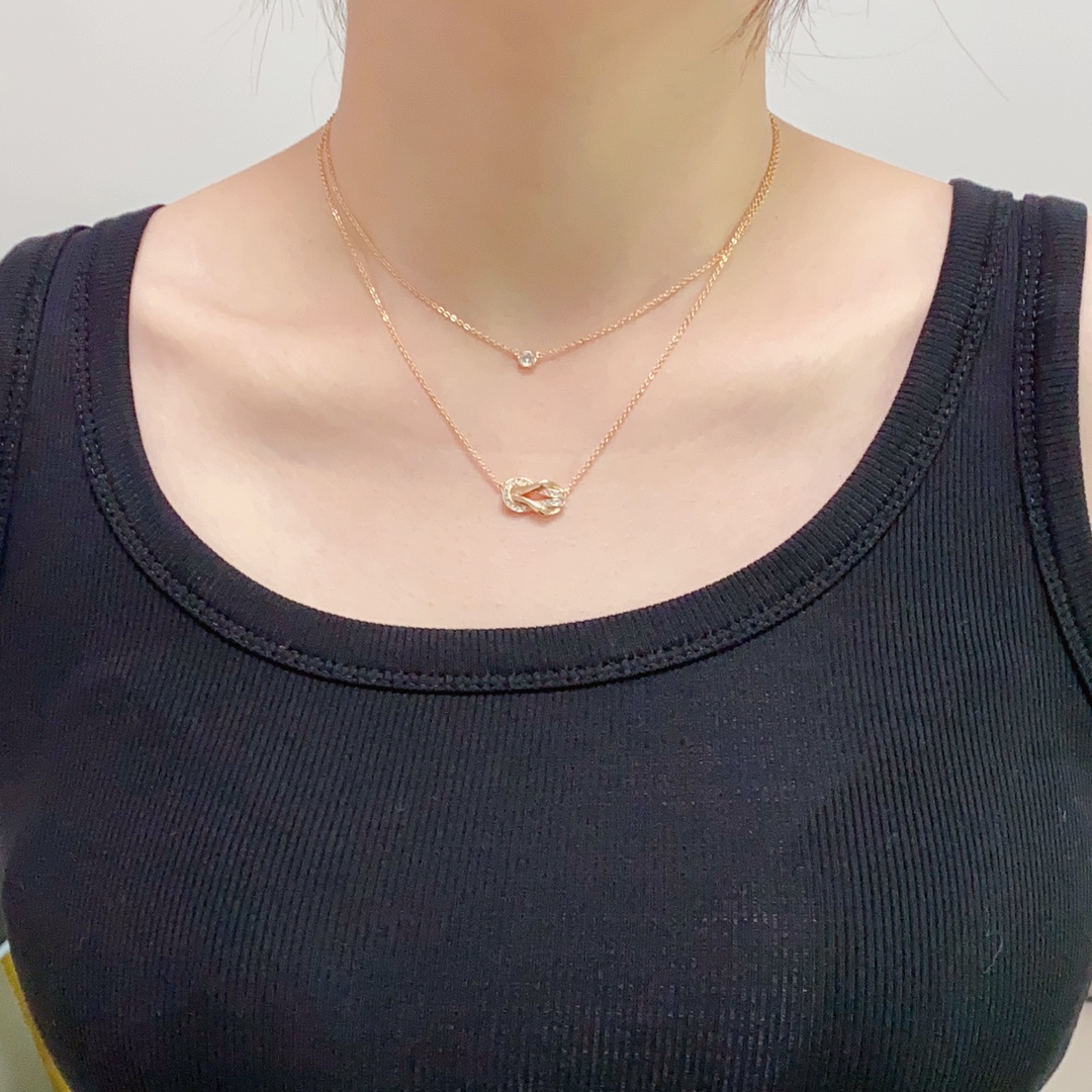 NO:113801,New product releases hot rose gold Fred Fred half-diamond 8-character buckle small horseshoe buckle neutral high-quality double-layer necklace brand fashion exquisite FORCE series necklace high-end customization ~ Yajin micro electroplating 18k gold craft Seiko horseshoe buckle necklace!  The upper body effect is very versatile. Internet celebrity experts. A must-have item for fashion. Rose gold buckles for men and women. The same couple style, double layered and worn by couples is really beautiful. The jewelry is boutique, necklace19860909新品发布火爆玫瑰金费雷德 Fred斐登半钻8字扣小马蹄扣中性款高品质双层项链大牌 时尚 精致FORCE 系列项链高端定制～亚金微电镀18k金工艺 精工马蹄扣头项链！上身效果非常百搭 网红达人 时尚一族必备单品 玫瑰金扣头男女同款情侣款双层叠戴真的漂亮,饰品精品,necklace,Jewelry