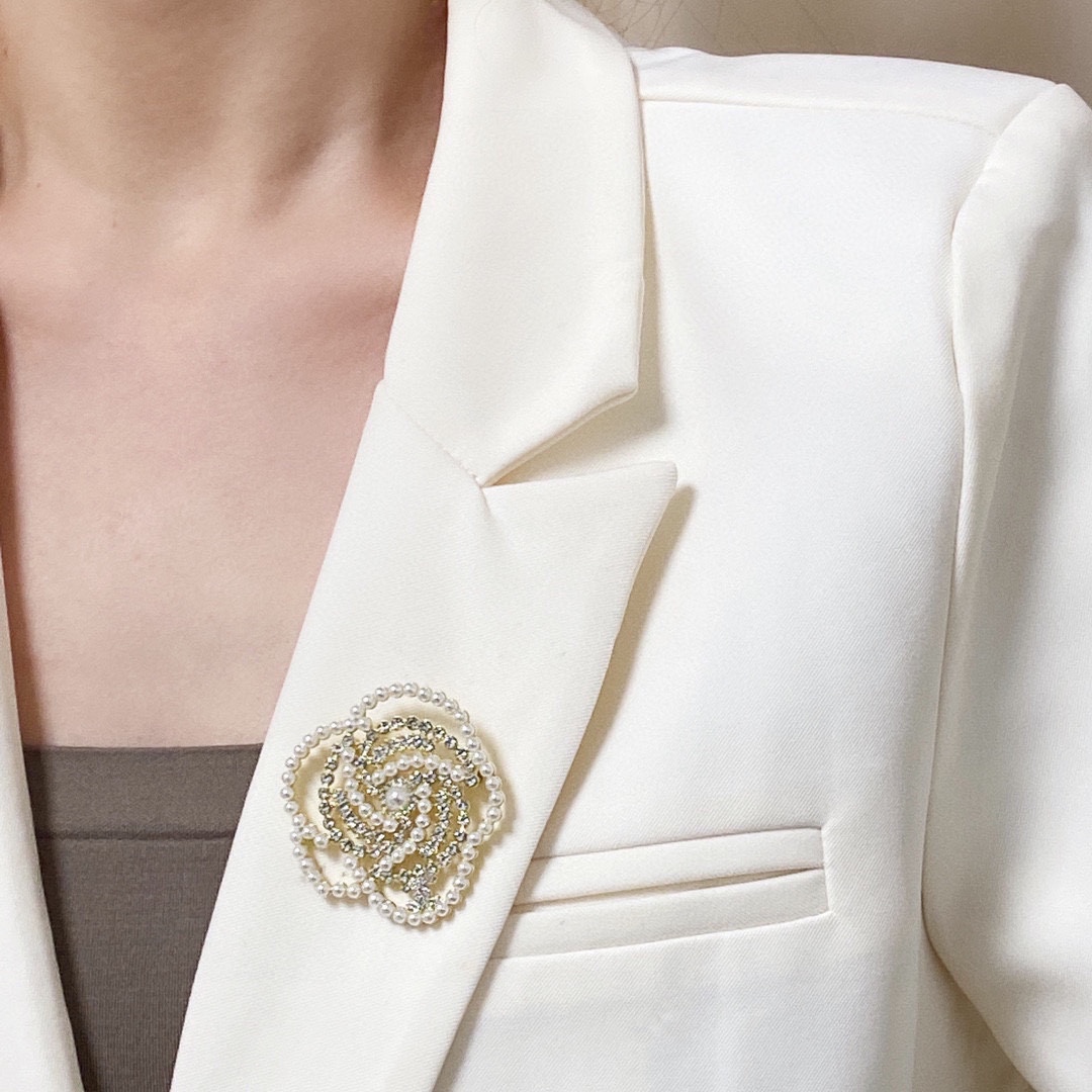 NO:108157,CHANEL Xiaoxiang The new pearl diamond Chanel brooch is the jewelry that understands women the most. Women who devote all their efforts to be themselves often cherish the meaning of the brooch more. Ms. Chanel pinned the brooch on the hat and told those fashionable ladies who imitated her [breasts are very practical. They can be pinned on the suit collar, pocket, hat, belt or evening gown. Jewelry boutique, chanel, chanel, business suit, brooch, breastpin, hats19860909CHANEL小香 专柜新款珍珠钻香奈儿胸针,是最懂女人的饰物.那些倾注了全部心血去做自己的女人,往往更珍惜胸针的意义.香奈儿女士把胸针别在帽子上,并告诉那些模仿她的时髦女士们[胸针可是非常实用,它可以别在西装领上、口袋上、帽子上、腰带上或者是晚礼服上,饰品精品,chanel,chanel,business suit,brooch，breastpin,hats,Jewelry