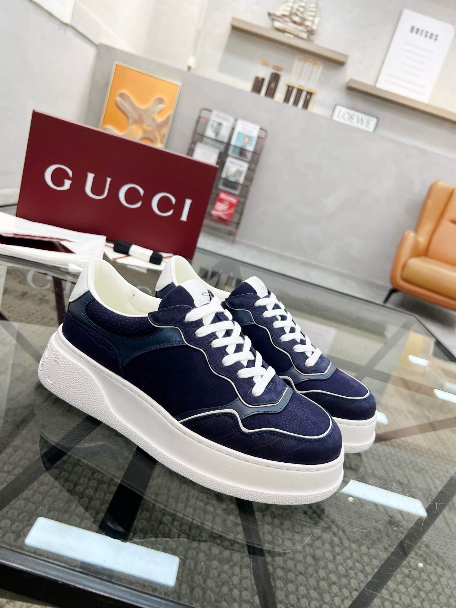NO:222715,Brand G U C C I color original color matching Number of 38-44 Customized 45 Price Material Guqi counter synchronizes new casual shoes!  High quality Top version 1:1 made fashionable and trendy details impeccable with imported calfskin made of soft and comfortable cowhide inner foot feeling comfortable and superior quality original outsole, Guqi casual shoes, cowhide19860909品牌G U C C I 颜色原版配色 码数38-44定做45 价格 材质古奇专柜同步新品休闲鞋！高品质 顶级版本1:1制作时尚潮流细节无可挑剔采用进口小牛皮制作柔软舒适牛皮内里脚感舒适品质优越原版大底,古奇 休闲鞋,cowhide,Men's shoes
