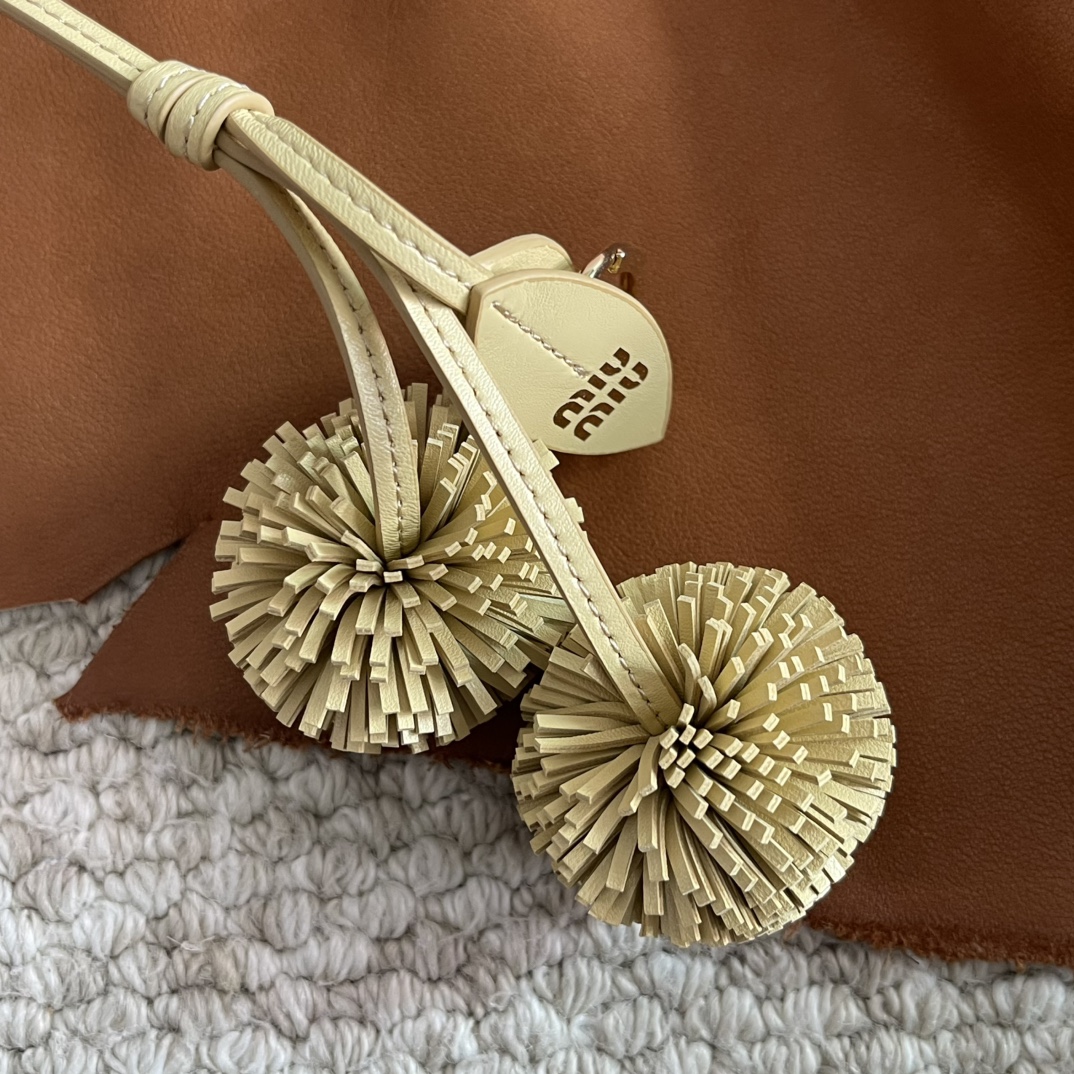 小牛皮革设计花卉 当搭配的挂件 包包伴侣绝超方便携带 挂在大包上又可爱 必入单品 没有之一 7