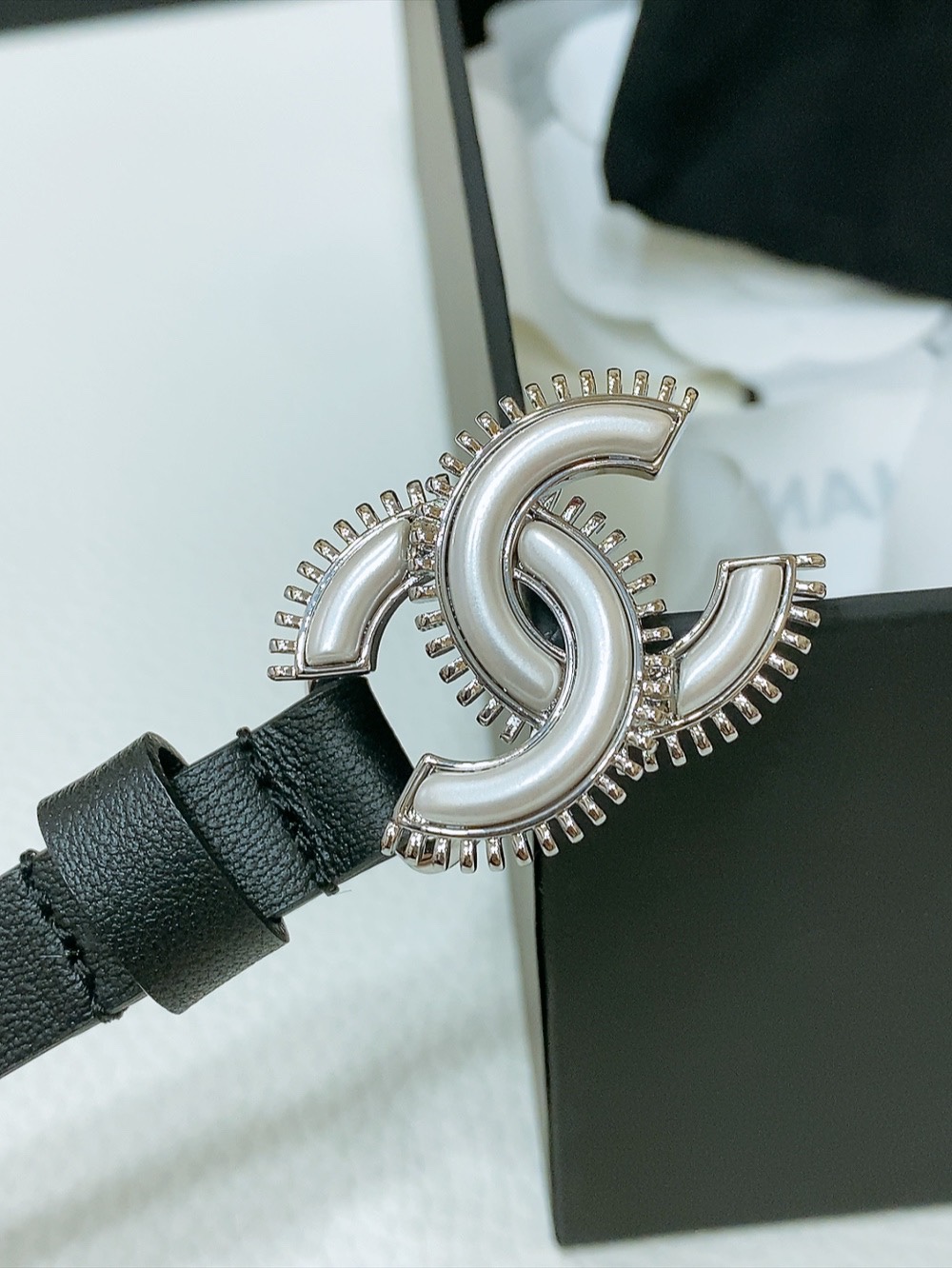 
chanel CC 树脂白 与 链齿牙金 与银 logo扣. 进口胎牛皮腰带 1.5cm精品 精致 典