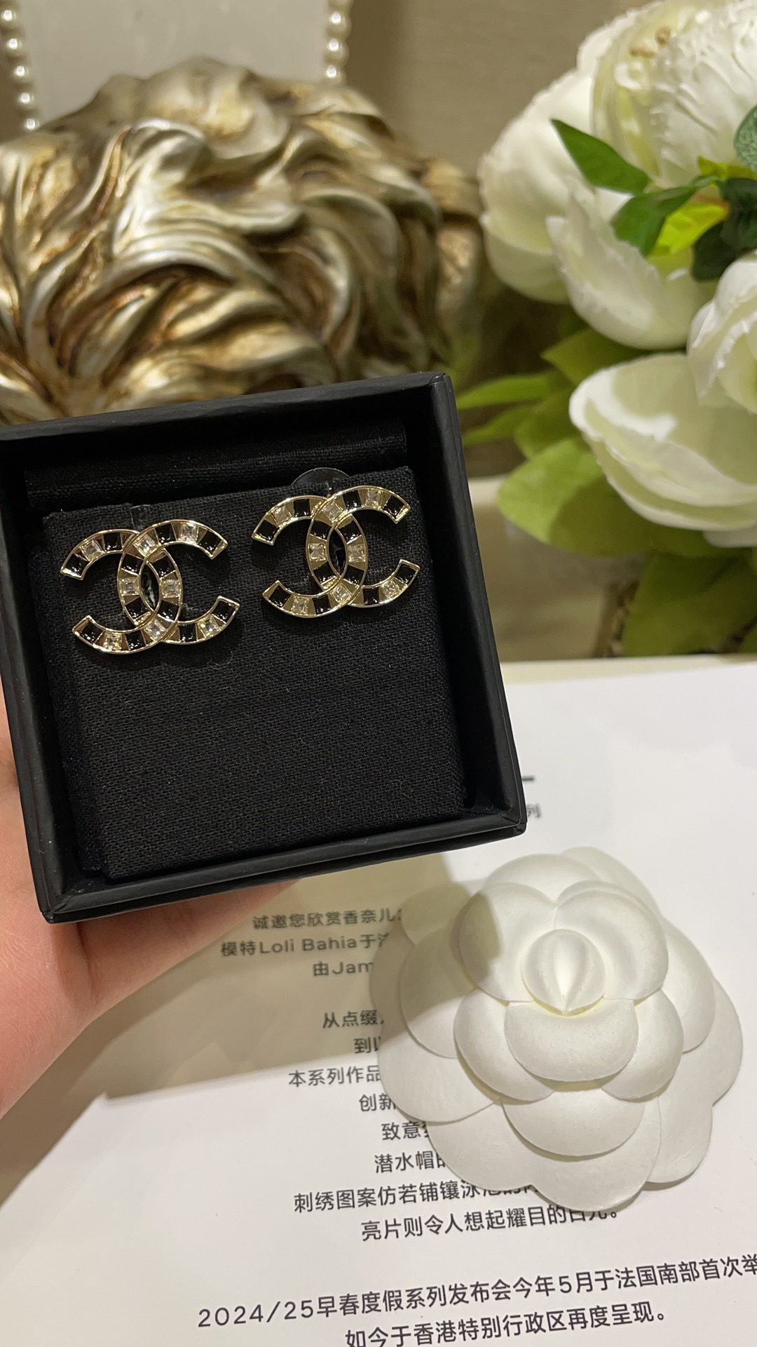 NO:102612,25C new retro black enamel square diamond double C stud earrings. The basic double C shape of large square diamond black enamel is cute and very flashy. Super practical. Chanel earrings, chanel1986090925C新款复古黑色珐琅方钻双C耳钉 大颗方钻黑色珐琅的基础双C造型 可可爱爱又很闪大小适中超级实用,香奈儿耳钉,chanel,Jewelry