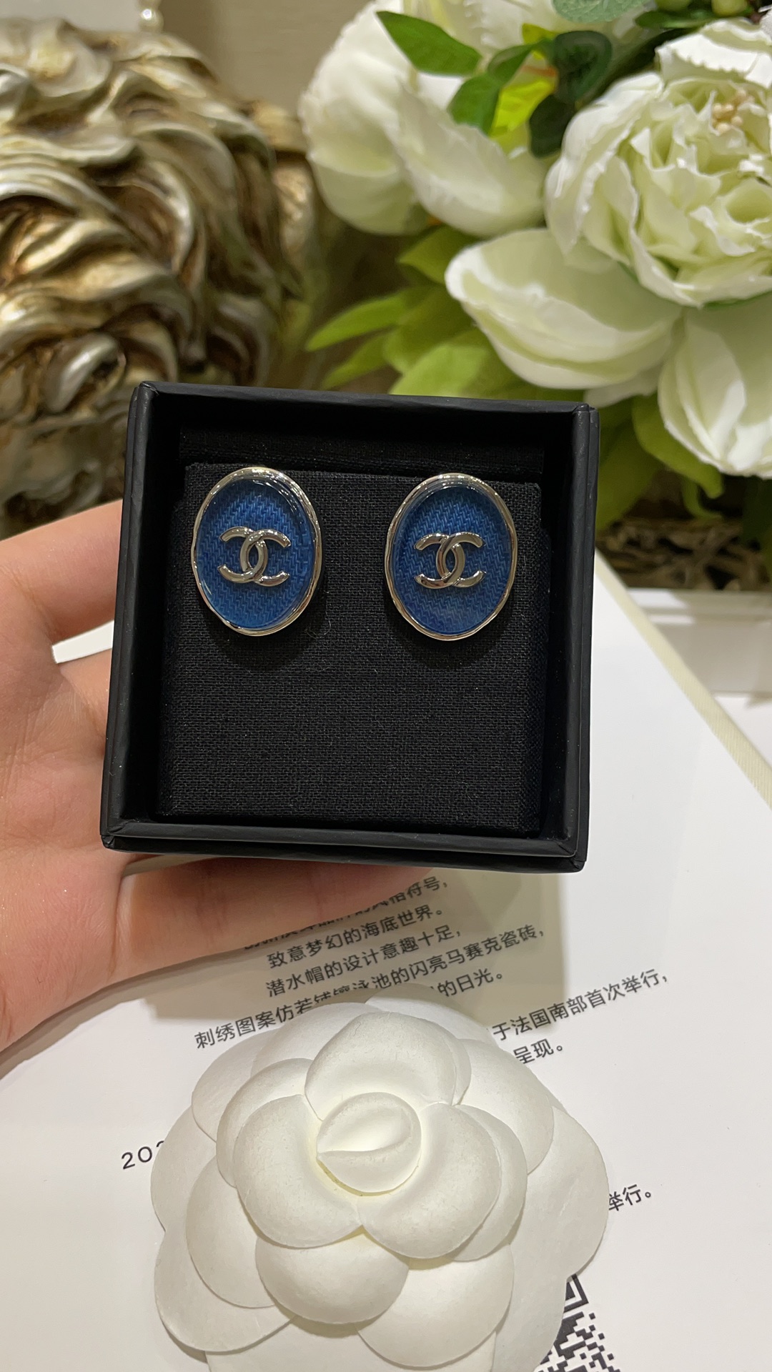 NO:632055,88180, oval style arrived today, 24B new silver double C retro bevel denim pattern button earrings, blue bevel denim pattern, fashionable and age-reducing silver, can be salty or sweet, versatile and not picky. The real thing is really beautiful, has a very casual and relaxed feeling, cool z-consistent brass material, denim fabric resin material, Cardia high-end jewelry1986090988180,今日到货椭圆款 24B新款银色双C复古斜面牛仔花纹纽扣耳钉 蓝色斜面牛仔纹路时髦减龄的银色 可盐可甜百搭不挑人 实物真的巨好看啊 有种很休闲自在的松弛感 酷酷的 z一致黄铜材质 牛仔面料树脂材质,,卡迪亚高端饰品,Jewelry