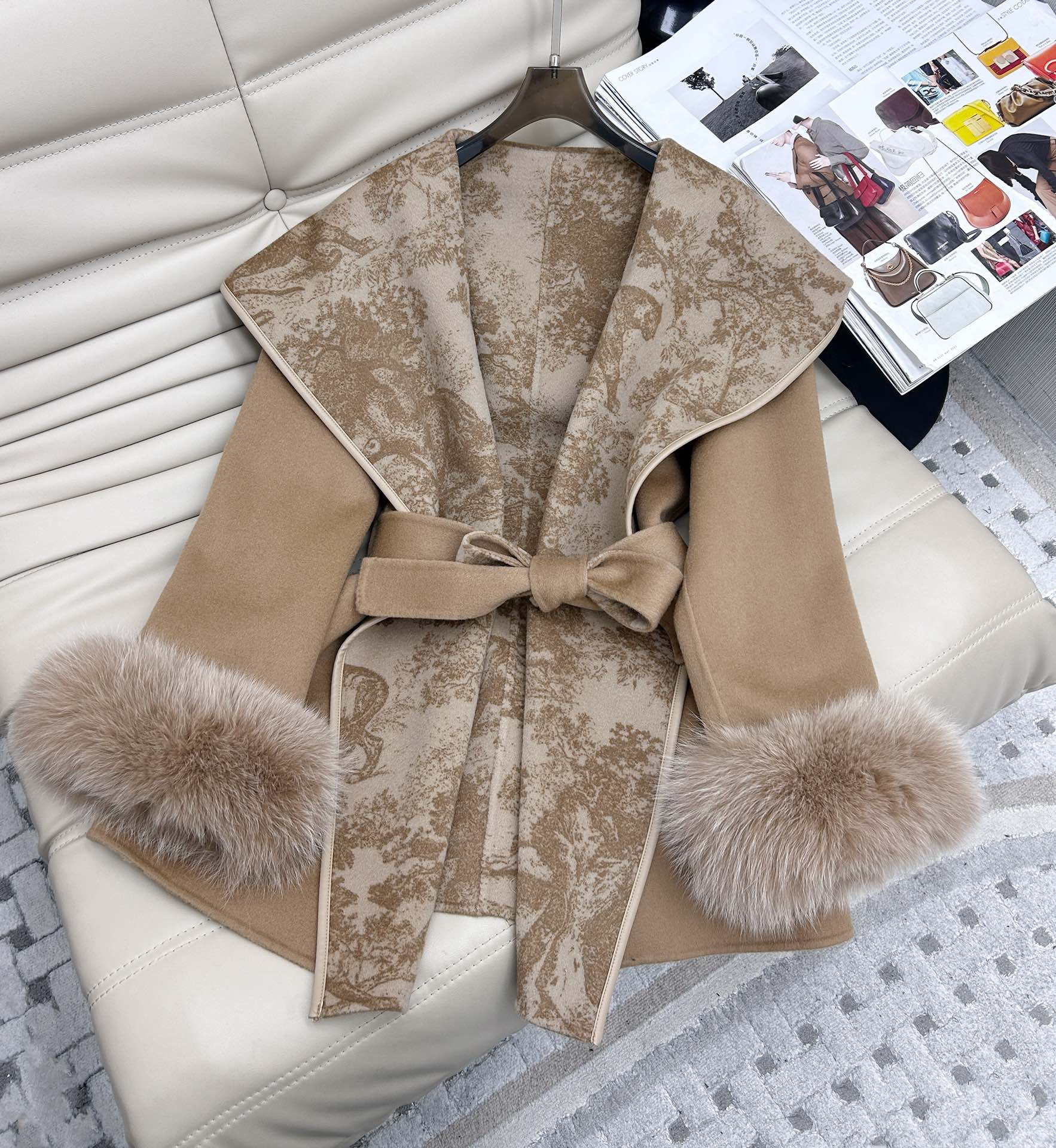 NO:578040,New autumn and winter retro hooded fox fur loose wool coat with dust bag, a must-have for cooling down!  Customized double-sided woolen fabric, loose fit, a coat that goes well with winter. It has a cool feeling and is modern and elegant!  The pattern design is very special and shows your temperament. Different printing patterns are designed to create different styles. The first choice for New Year's uniforms. Size, hats, alexander wang19860909配防尘袋秋冬新款 复古连帽狐狸毛宽松羊毛大衣,降温必备！定制双面呢羊毛面料,宽松版型,和冬天很配的一款大衣,清冷感直接拿捏住啦,摩登大气！版型设计做的很特别非常显气质,不同的印花图案设计,穿出不同风格,新年战衣首选 .码数,,hats,alexander wang,Women's clothing