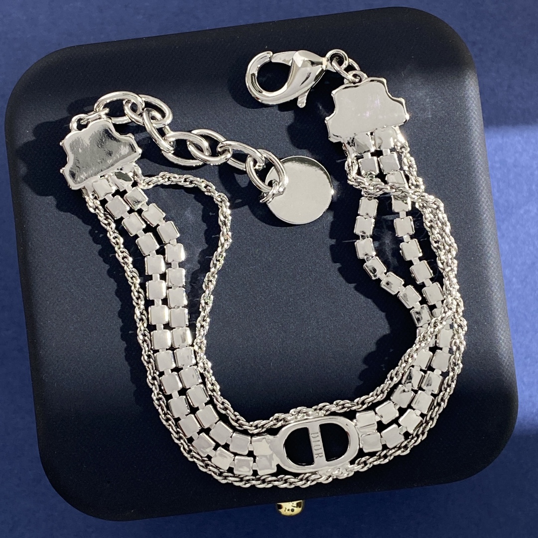 Dior 迪奥DIOR韩版轻奢 闪耀排钻四层链光面CD字母手链黄铜材料 银色